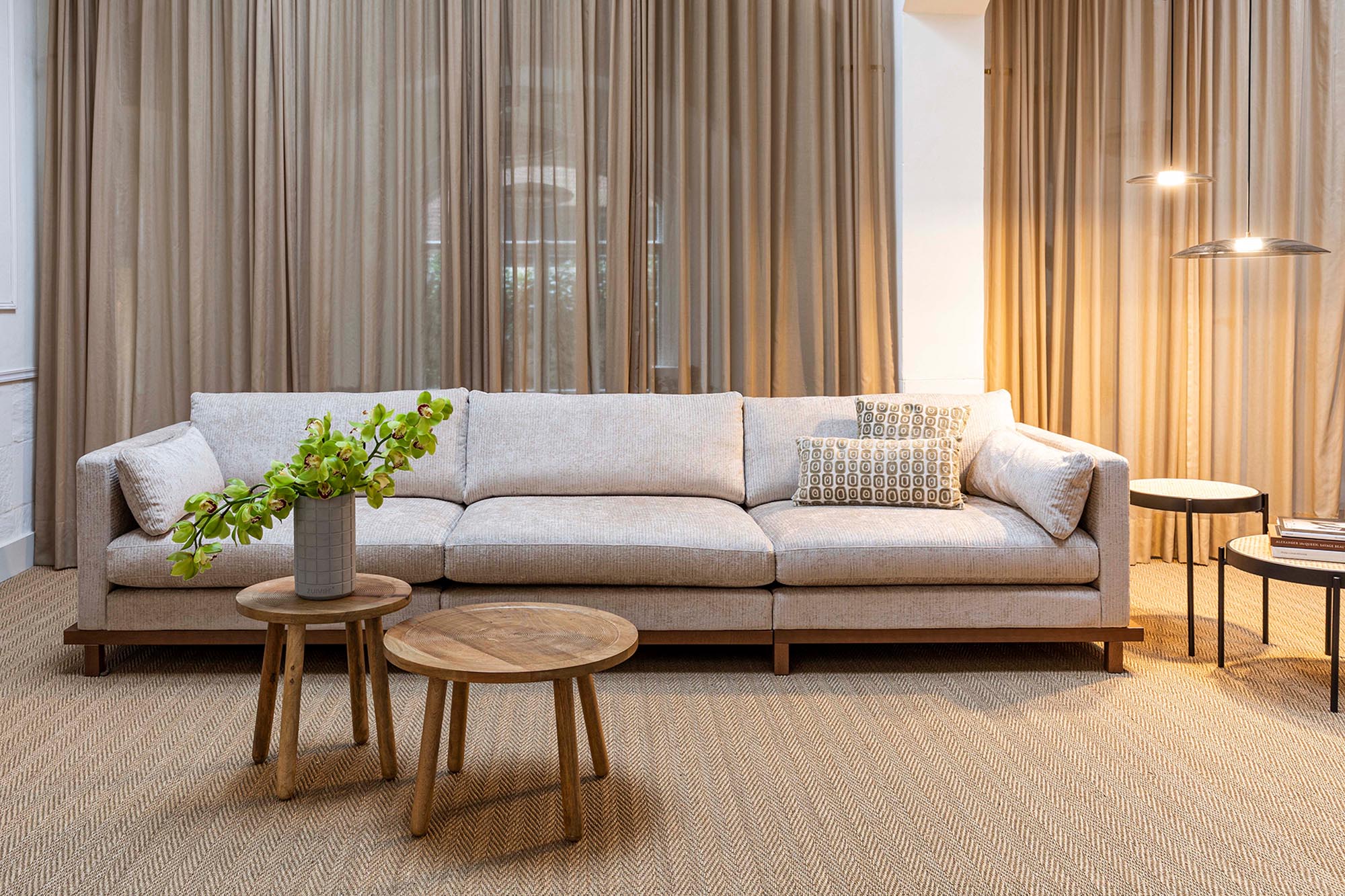 Erleben Sie das stilvolle 4.5-Sitzer Sofa Blossom von Zuiver – eine harmonische Verbindung von zeitgemäßem Design und höchstem Sitzkomfort.