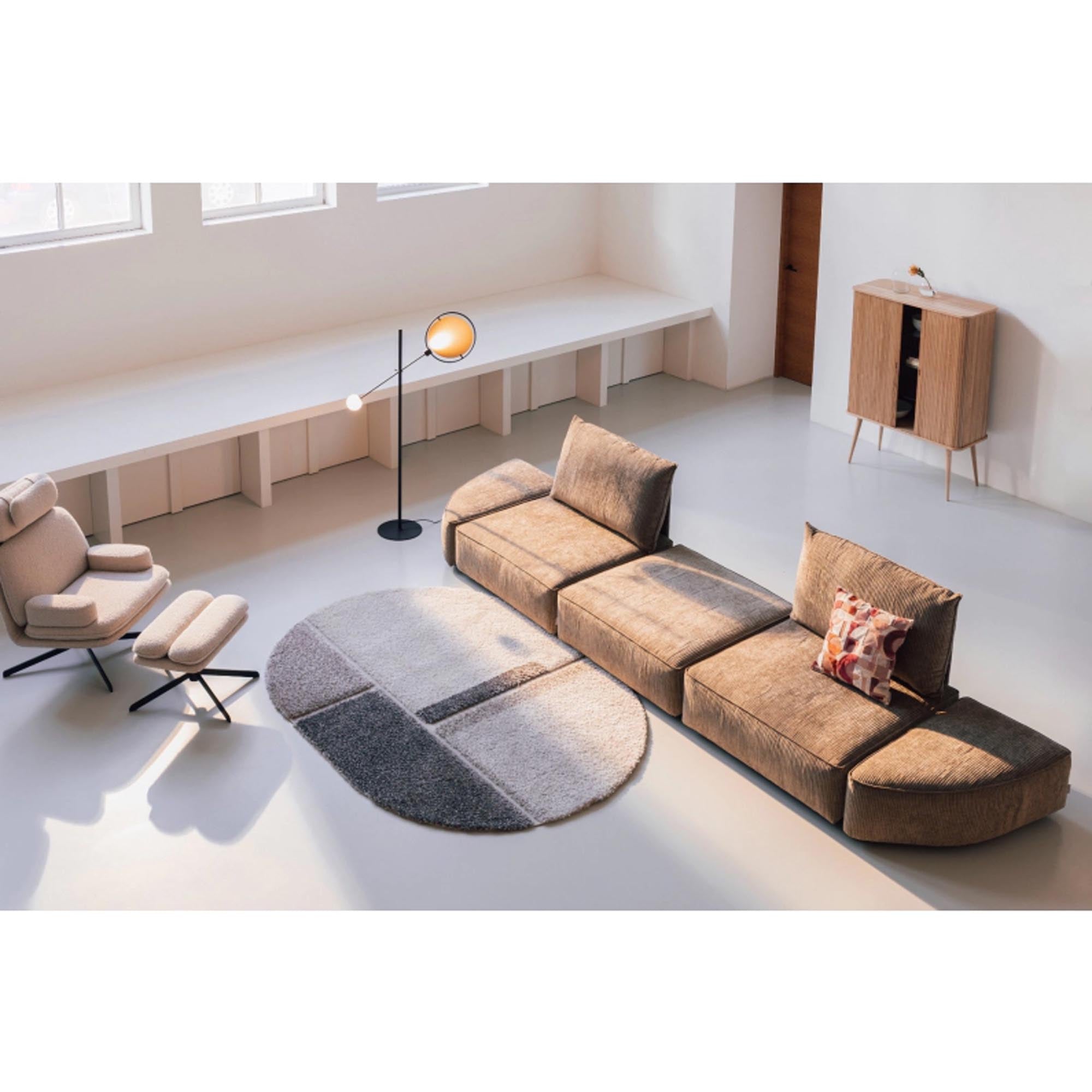 Entdecken Sie das stilvolle 4.5-Sitzer Sofa Hunter von Zuiver – ideal für elegantes Wohnen und gemütliche Abende.