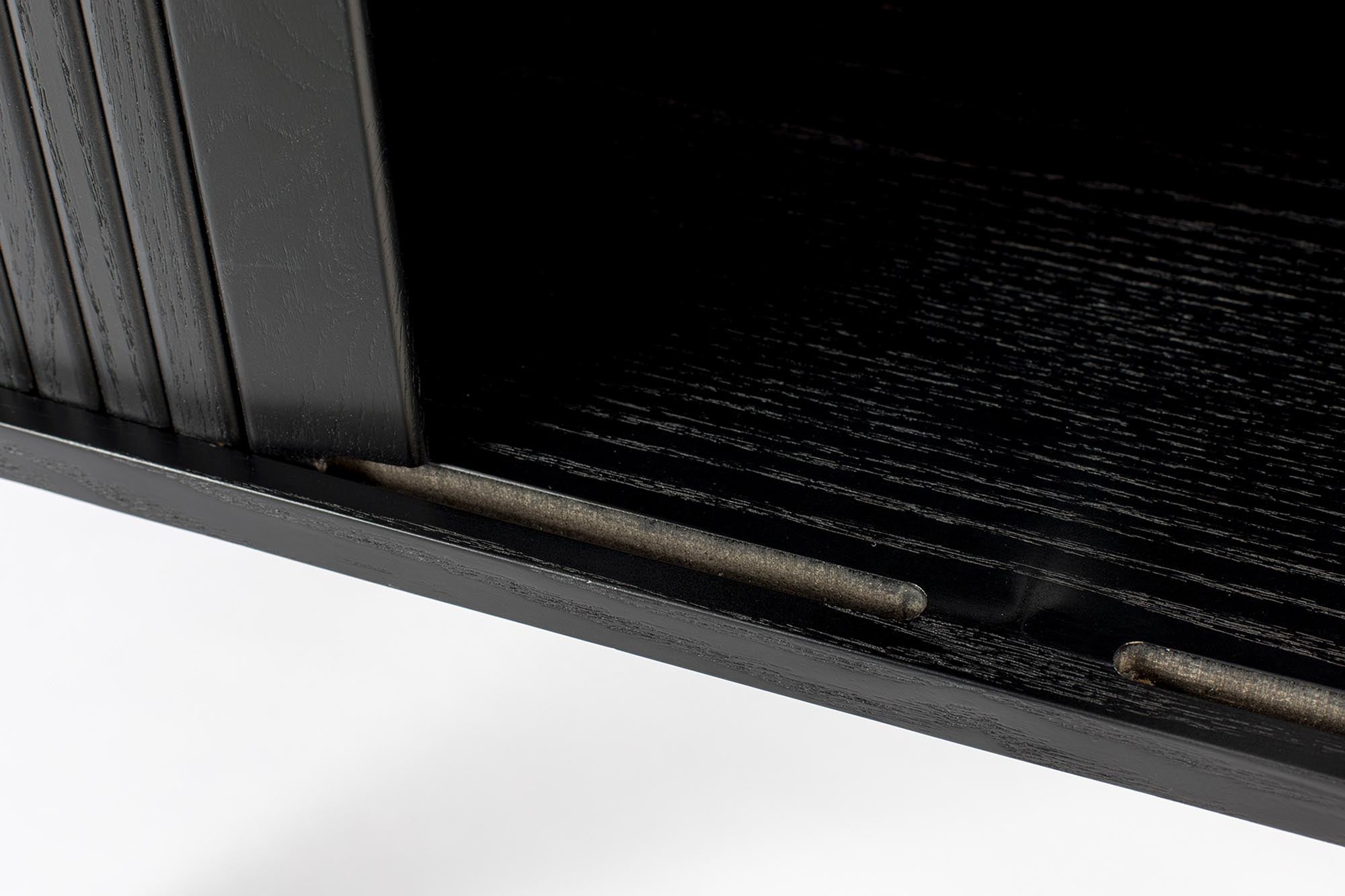 Entdecken Sie das Sideboard Barbier von Zuiver: Stilvolles Retro-Design vereint mit praktischen Stauraumlösungen für Ihr Zuhause.