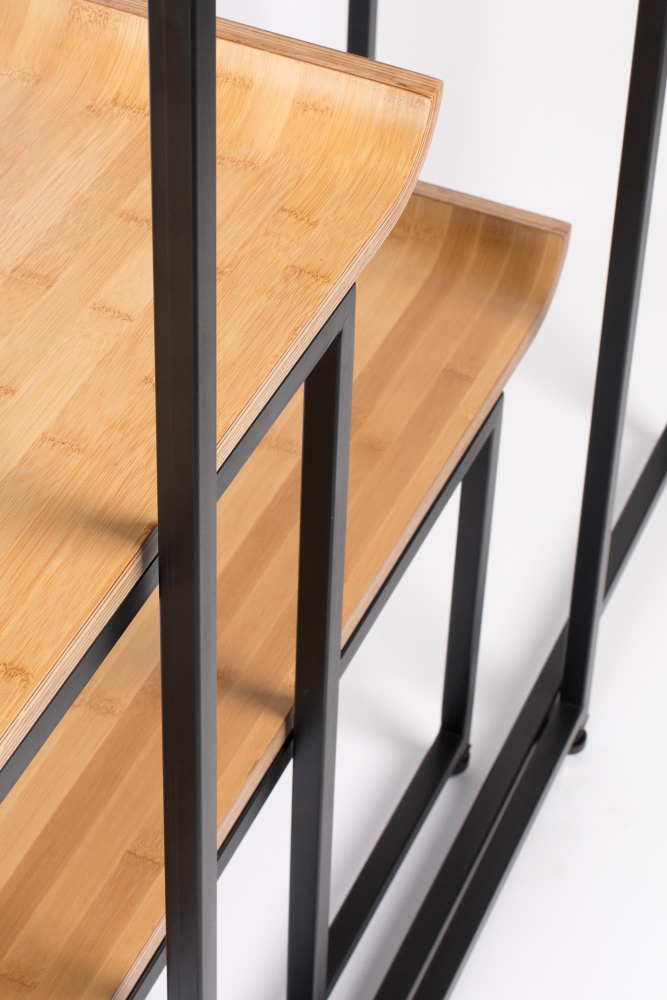 Das Regal FLODKA von Zuiver vereint modernes Design mit praktischer Funktionalität und schafft stilvollen Stauraum für Ihr Zuhause.