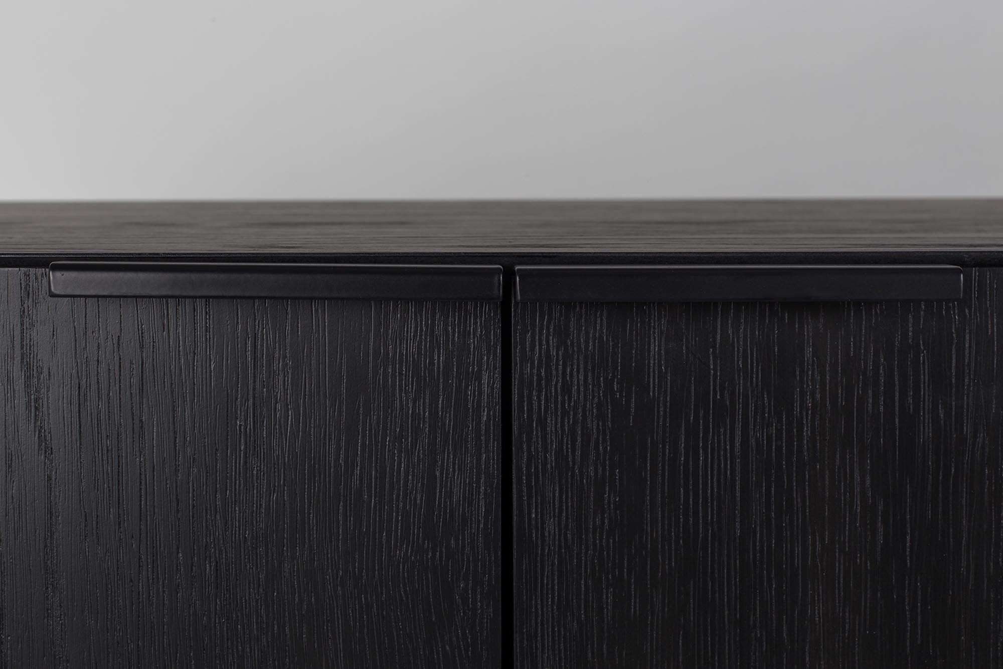 Elegantes Sideboard Travis von Zuiver: Perfekte Symbiose aus Stil und Nutzen.