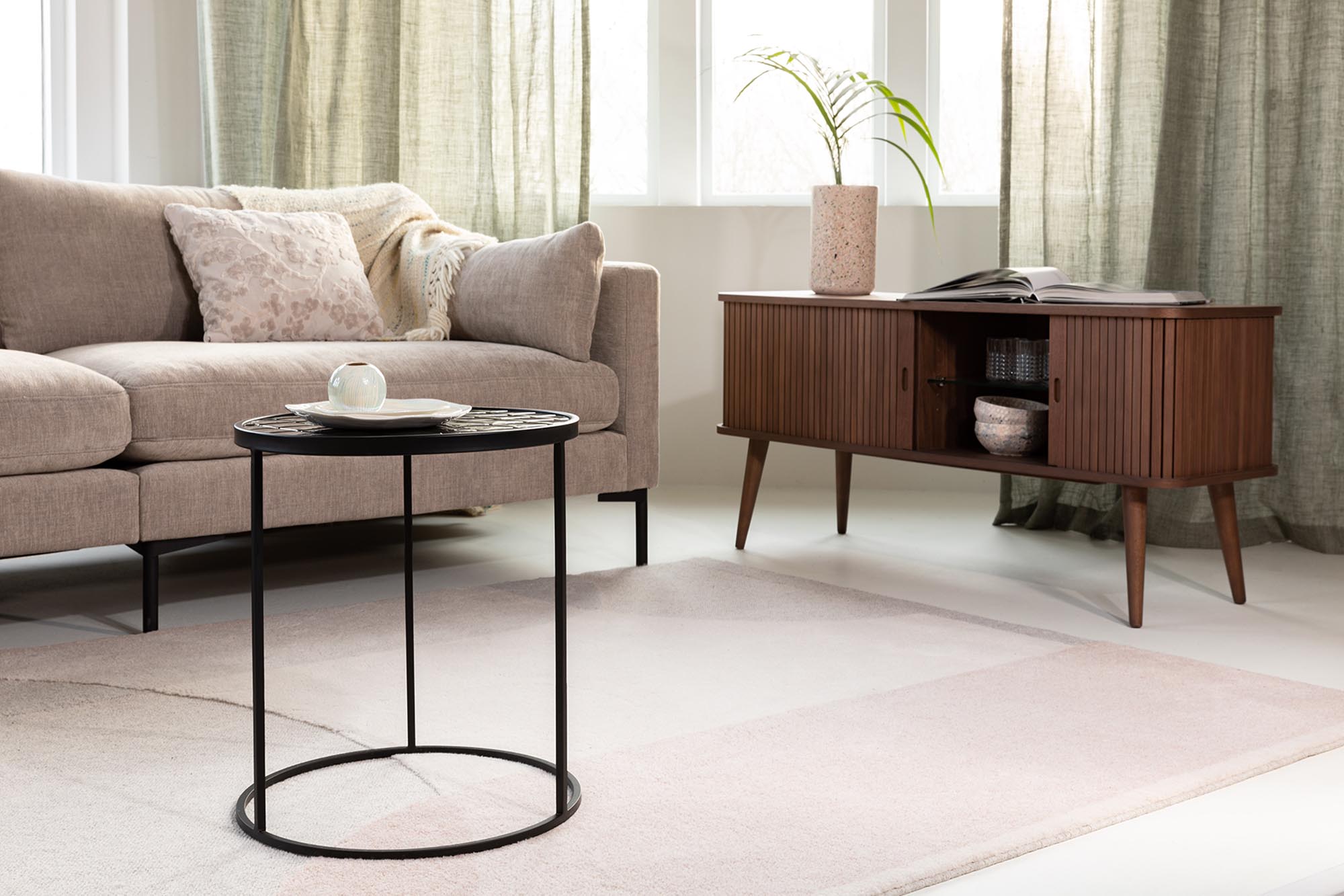 Entdecken Sie das Zuiver Barbier Sideboard: Elegante Retro-Ästhetik trifft auf praktische Stauraumlösungen für Ihr Zuhause.