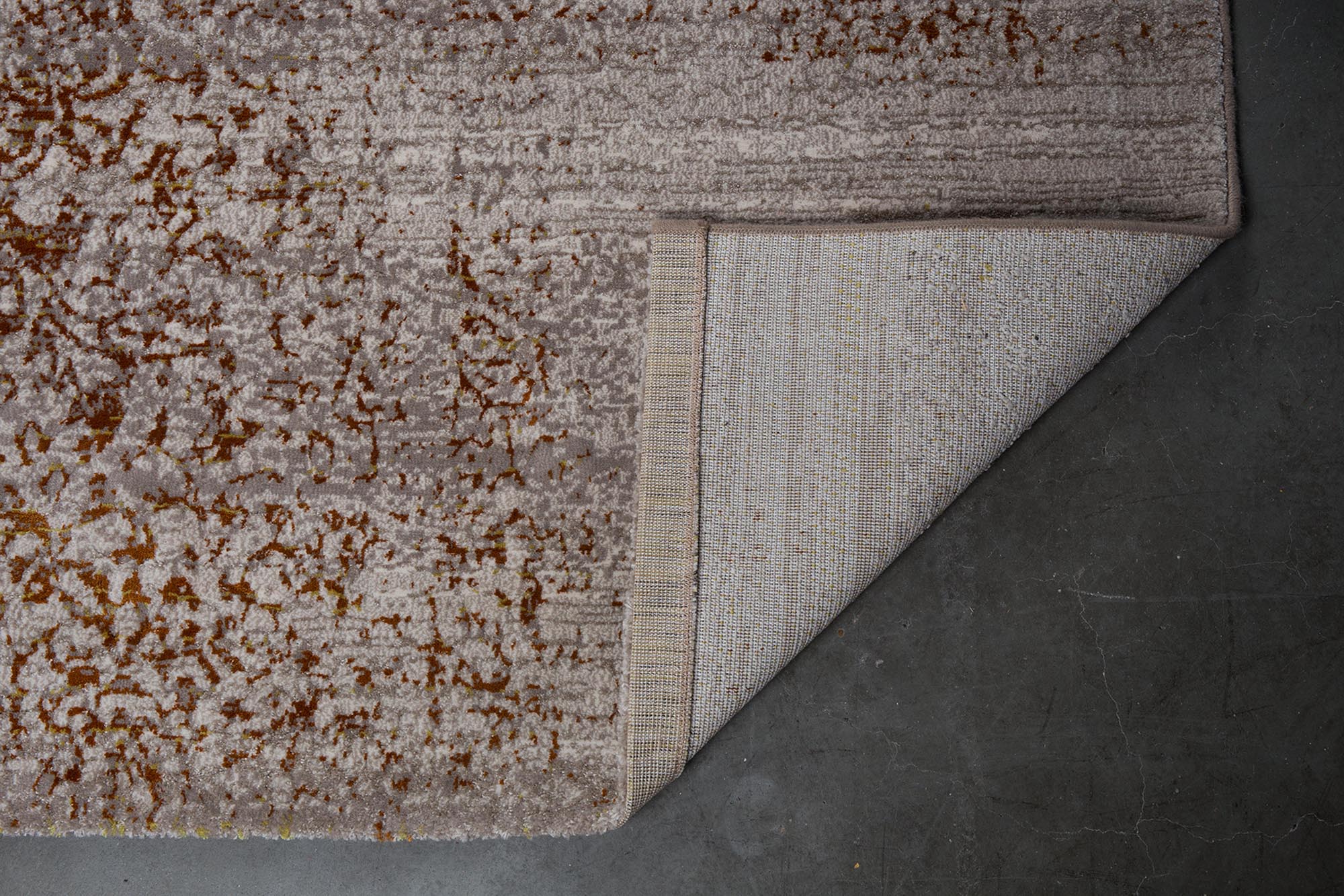 Der Teppich Magic von Zuiver kombiniert elegantes Design mit kuscheligem Komfort und schafft eine warme, einladende Stimmung in jedem Zuhause.