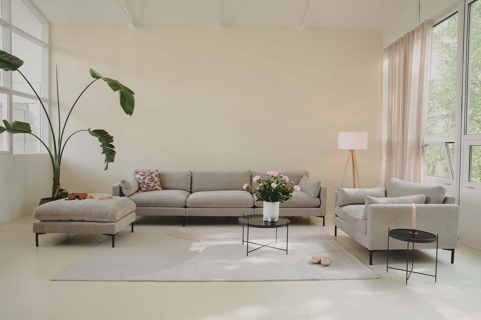 Erleben Sie den Zuiver Dream Teppich – ein elegantes Wohnaccessoire, das mit seiner sanften Haptik und modernem Stil jeden Raum aufwertet.