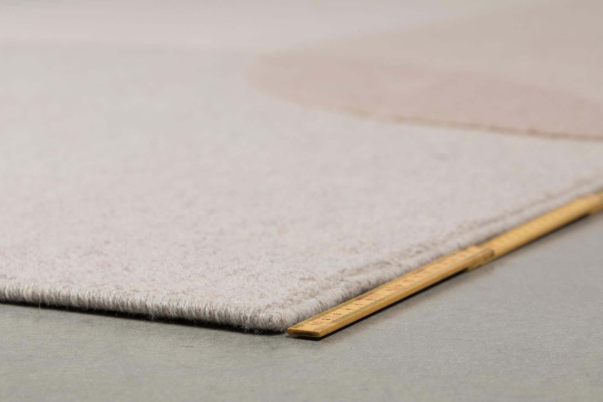 Der Teppich Dream von Zuiver kombiniert stilvolle Eleganz mit kuscheliger Gemütlichkeit und schafft in jedem Raum ein harmonisches Ambiente.