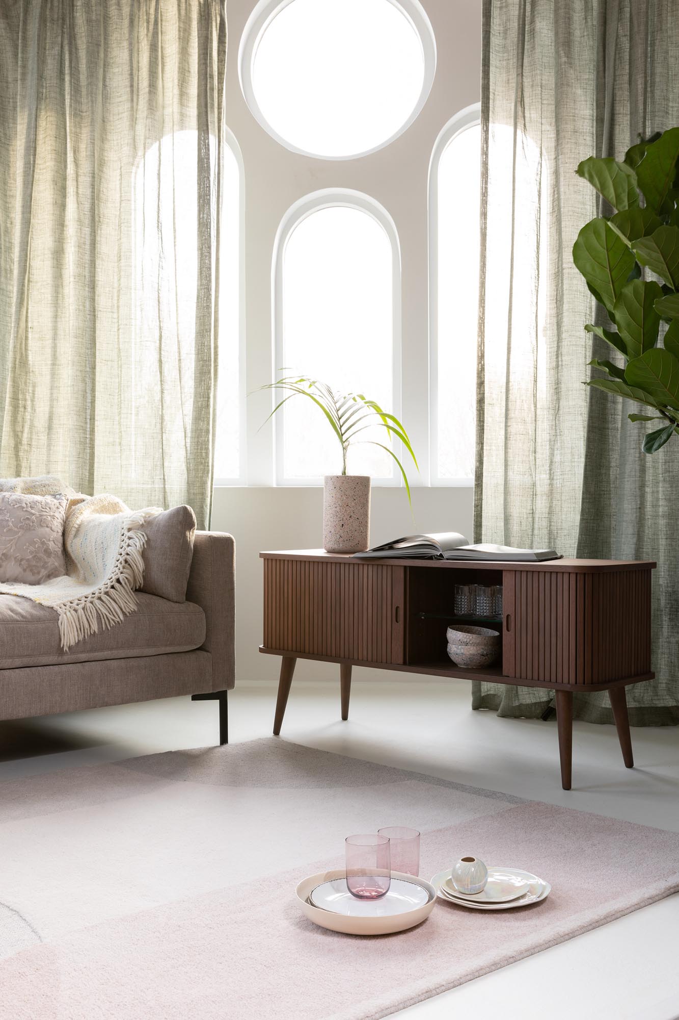 Der Teppich Dream von Zuiver verleiht jedem Raum eine moderne Note und sorgt für einladende Gemütlichkeit.