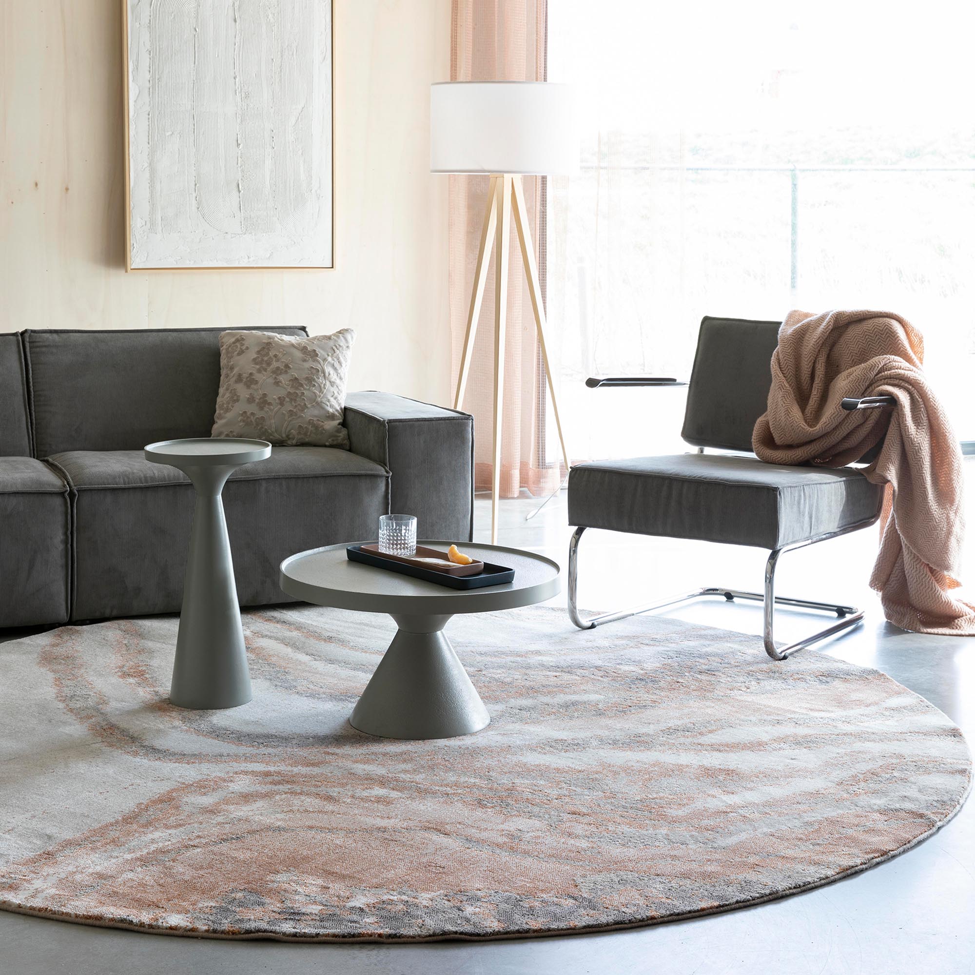 Verleihen Sie Ihrem Raum mit dem Teppich Solar von Zuiver eine moderne Note. Er ist in verschiedenen Größen und Farben erhältlich und bietet Komfort sowie Langlebigkeit.