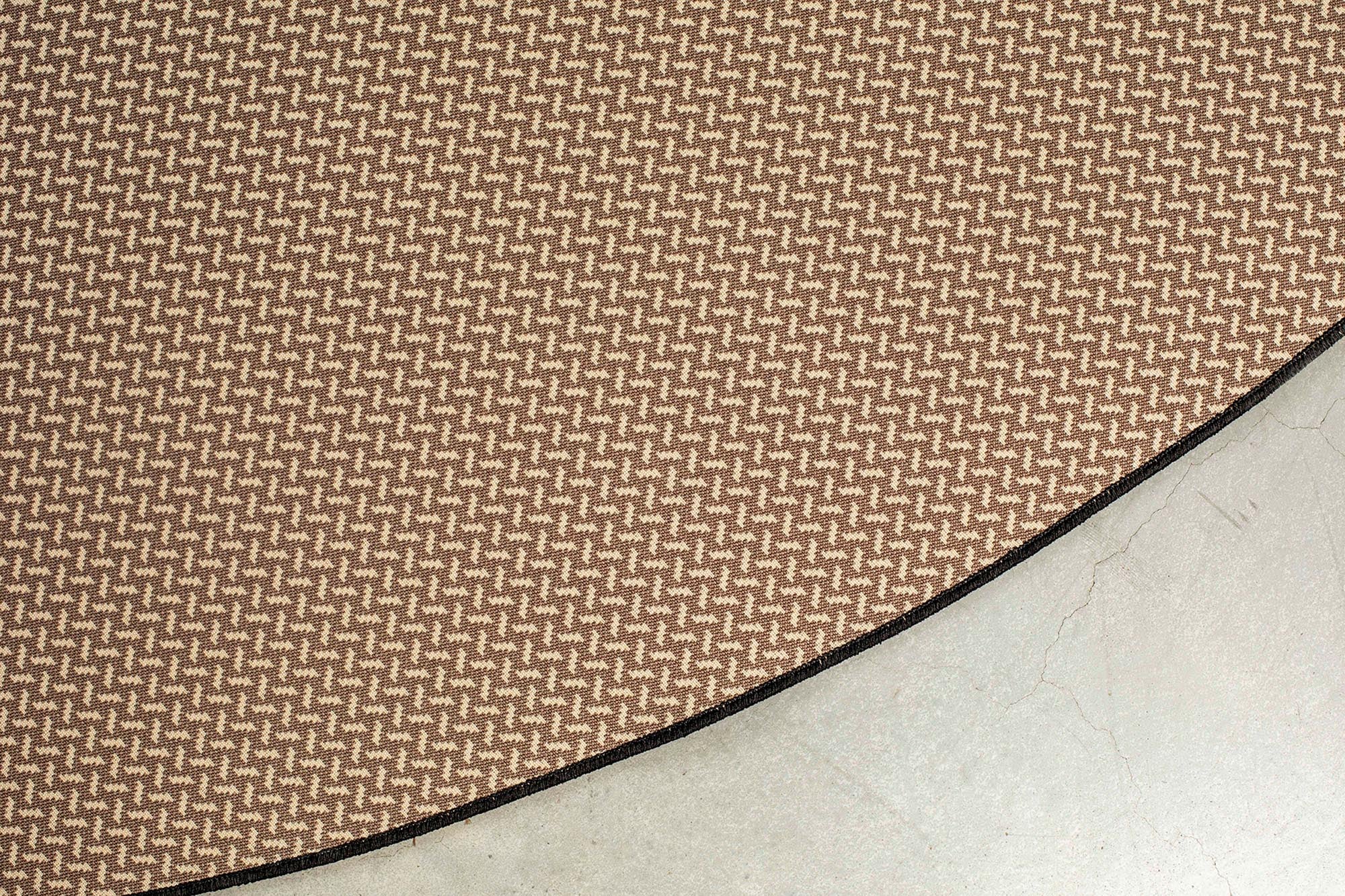 Der Outdoor Teppich Moon von Zuiver ist ein runder, wetterfester Teppich, der Ihrer Terrasse Farbe und Stil verleiht. Ideal für gemütliche Stunden im Freien.