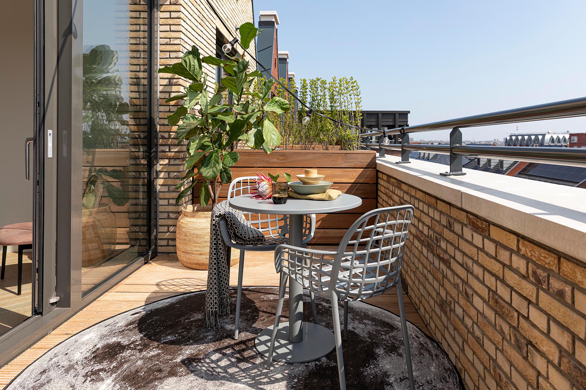 Der Outdoor Teppich Moon von Zuiver verleiht Ihrer Terrasse mit seiner runden Form und robusten, wetterfesten Materialien einen stilvollen Akzent.