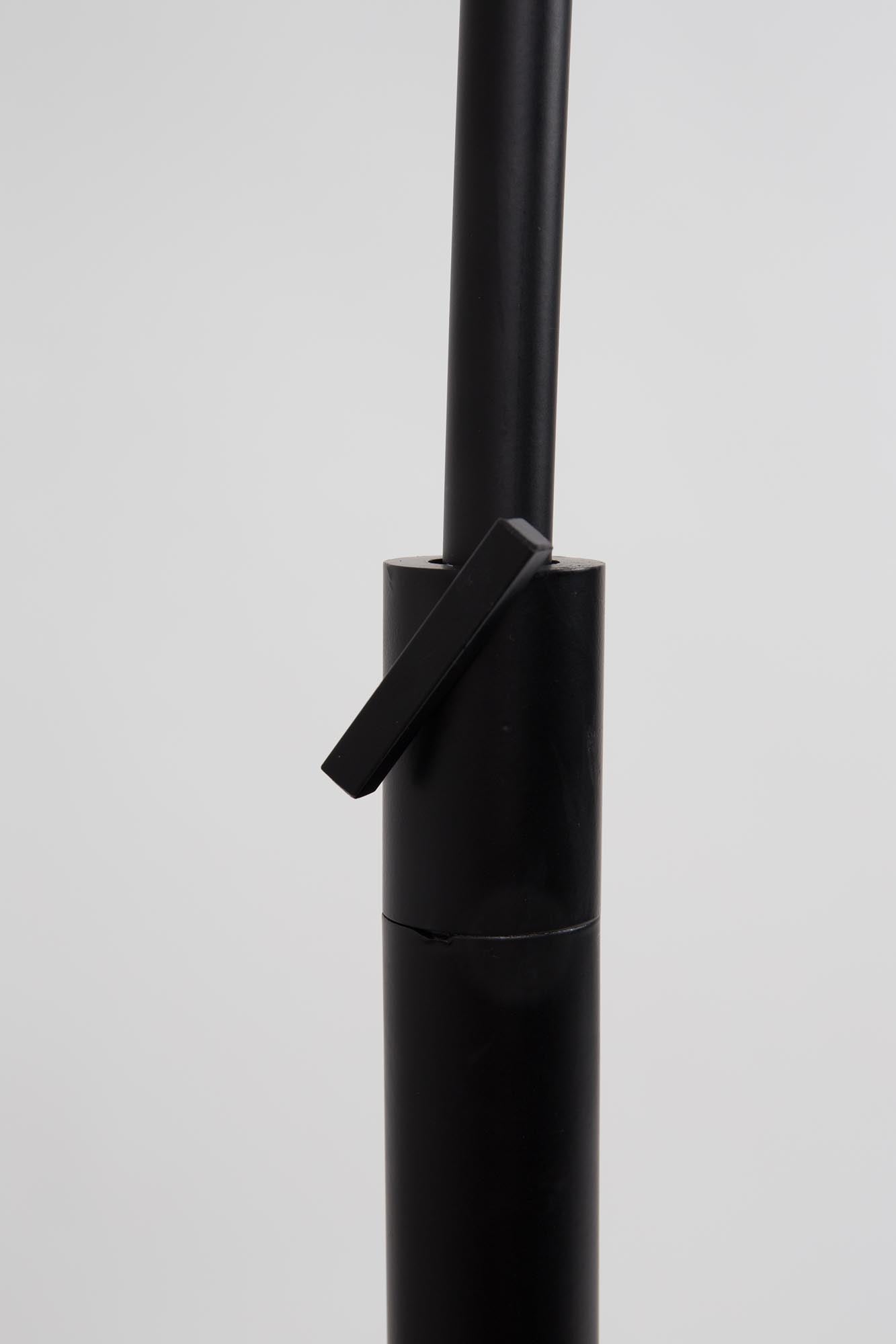 Die Stehleuchte ARC von Zuiver vereint modernes Design und Funktionalität. Höhenverstellbar und flexibel, passt sie in jedes Wohnambiente.