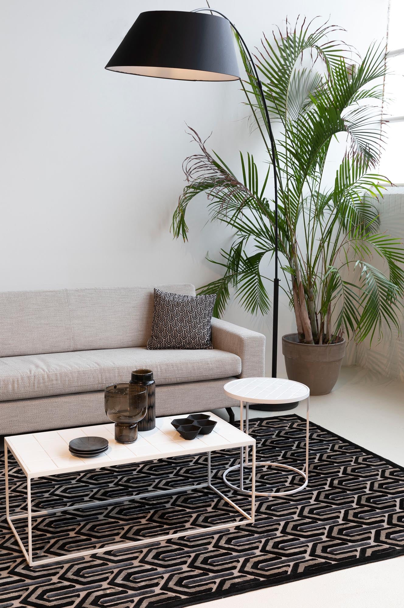 Die stilvolle Stehleuchte ARC von Zuiver vereint modernes Flair mit Funktionalität. Höhenverstellbar und in mehreren Farben, perfekt für jedes Ambiente.