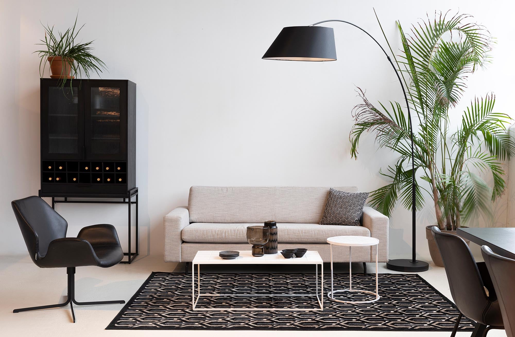 Elegante Stehleuchte ARC von Zuiver: Modernes Design, höhenverstellbar, ideal als Leselampe, in verschiedenen Farben erhältlich.