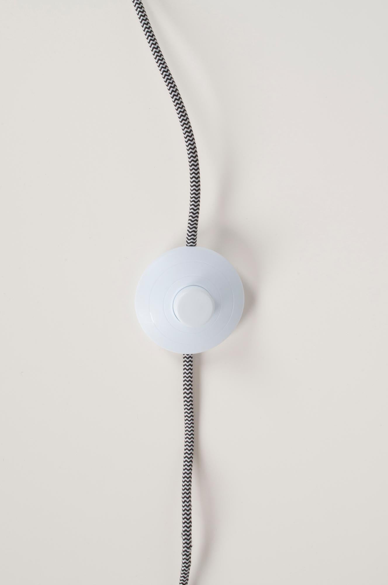 Entdecken Sie die Stehleuchte Buckle Head von Zuiver – ein stilvolles Design mit verstellbarem Lampenschirm für perfekte Lichtakzente in Ihrem Zuhause.