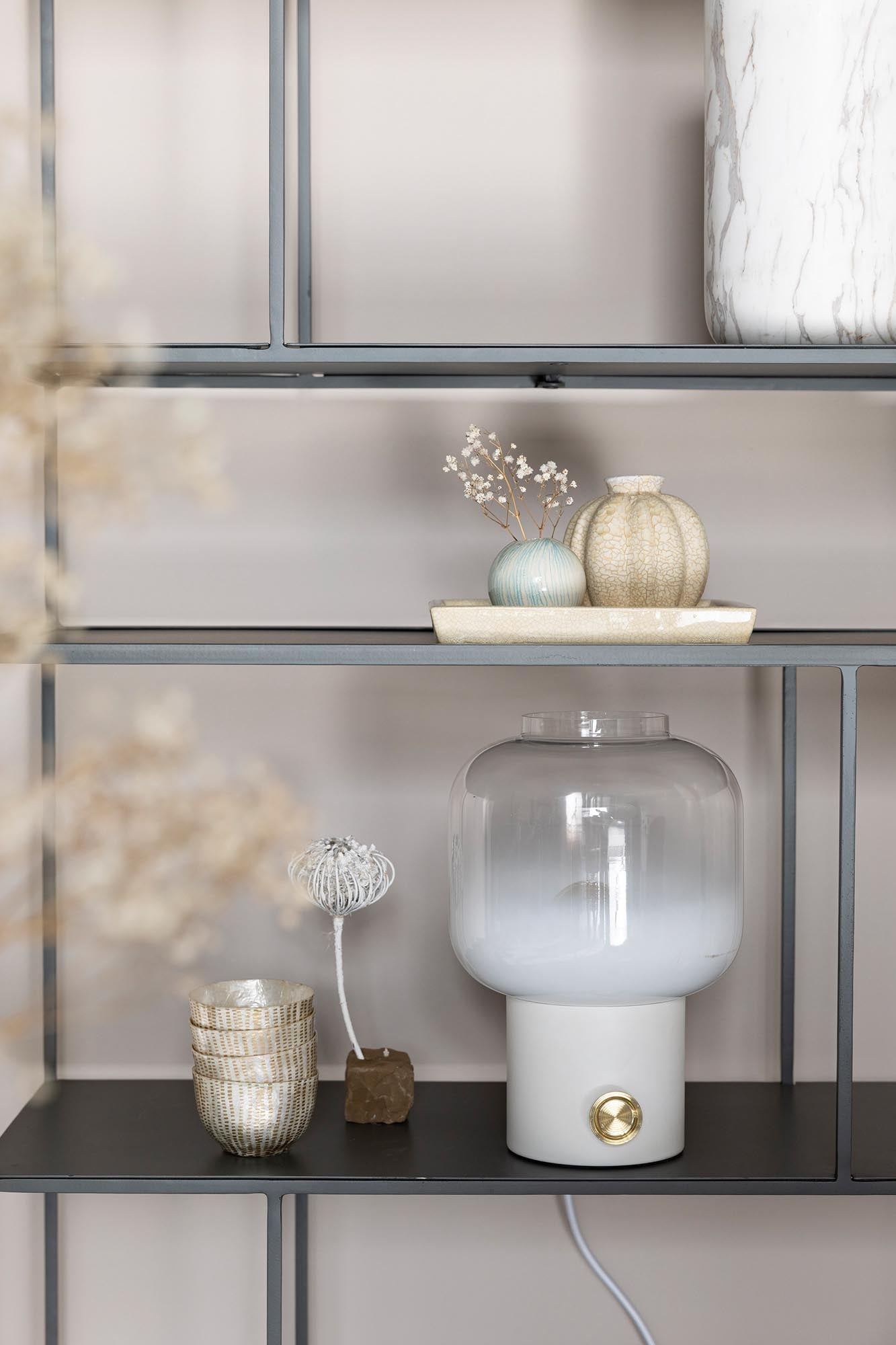 Die Tischleuchte Moody von Zuiver vereint modernes Design und warme Lichtakzente, ideal für einladende Wohnräume.