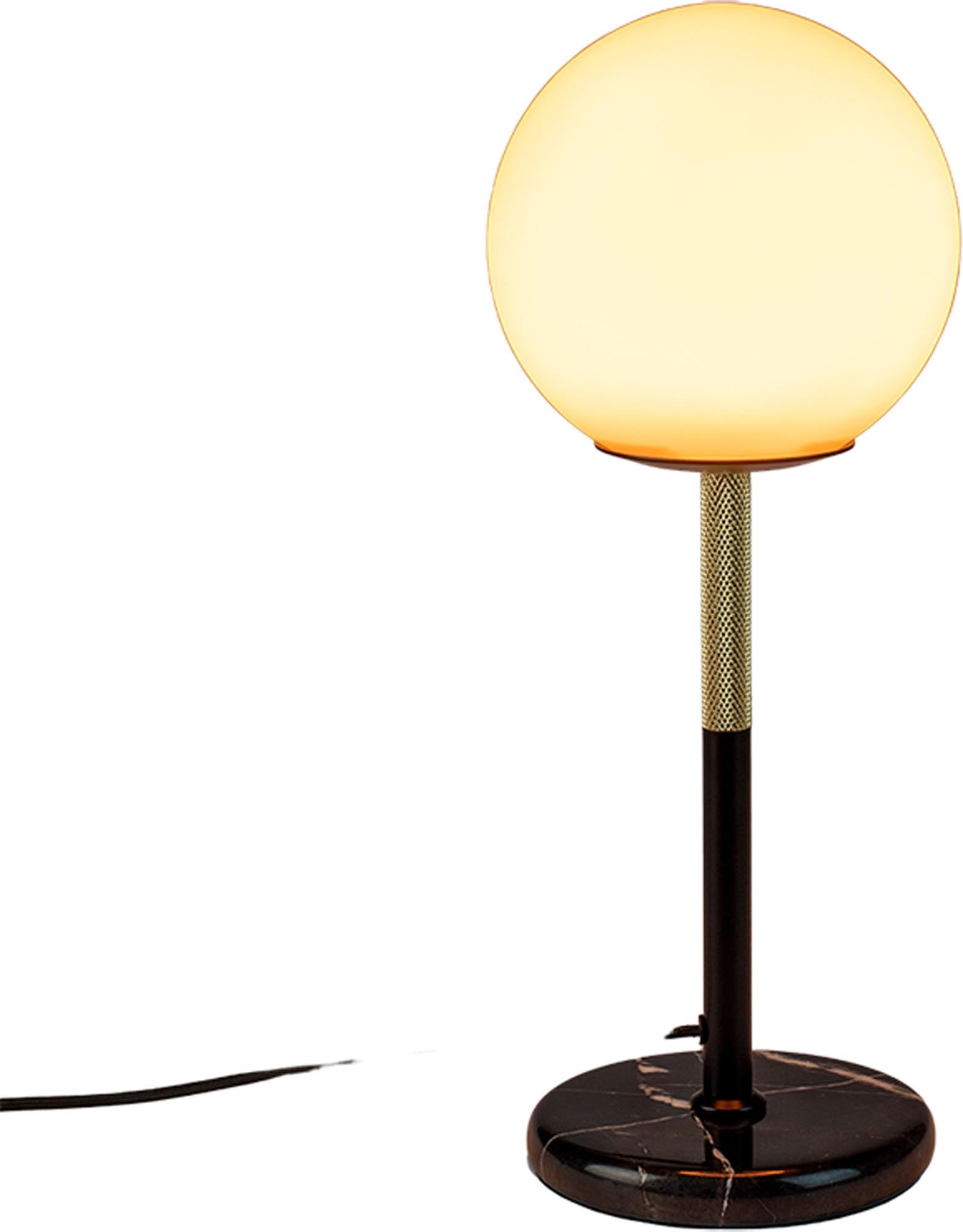 Entdecken Sie die Tischleuchte Orion von Zuiver: Stilvolles Design, gleichmäßige Lichtverteilung, ideal für Wohnzimmer, Schlafzimmer und Home Office.