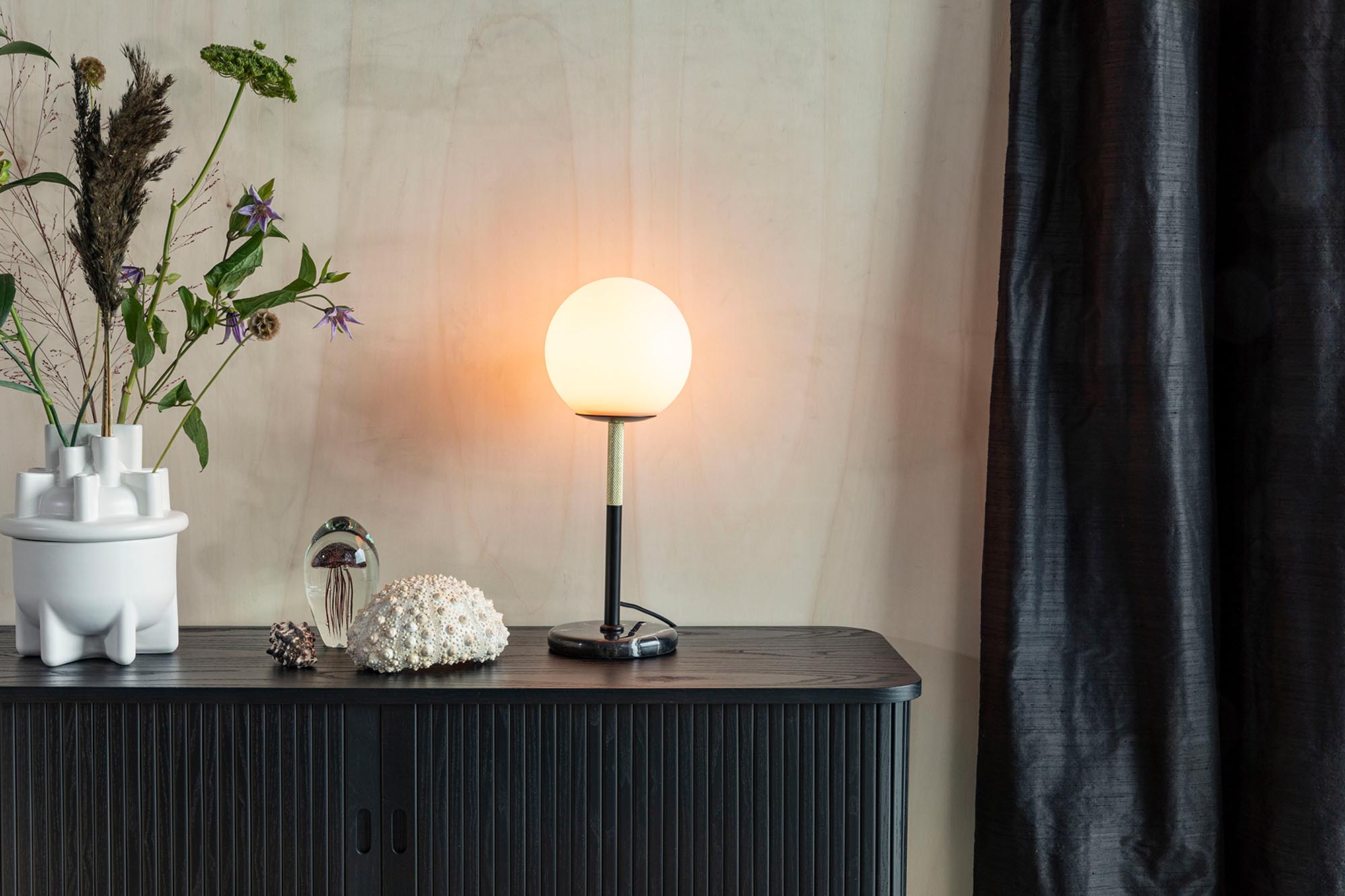 Elegante Tischleuchte Orion von Zuiver: Hochwertiges Glas, warmes Licht und modernes Design für einladende Wohnräume.