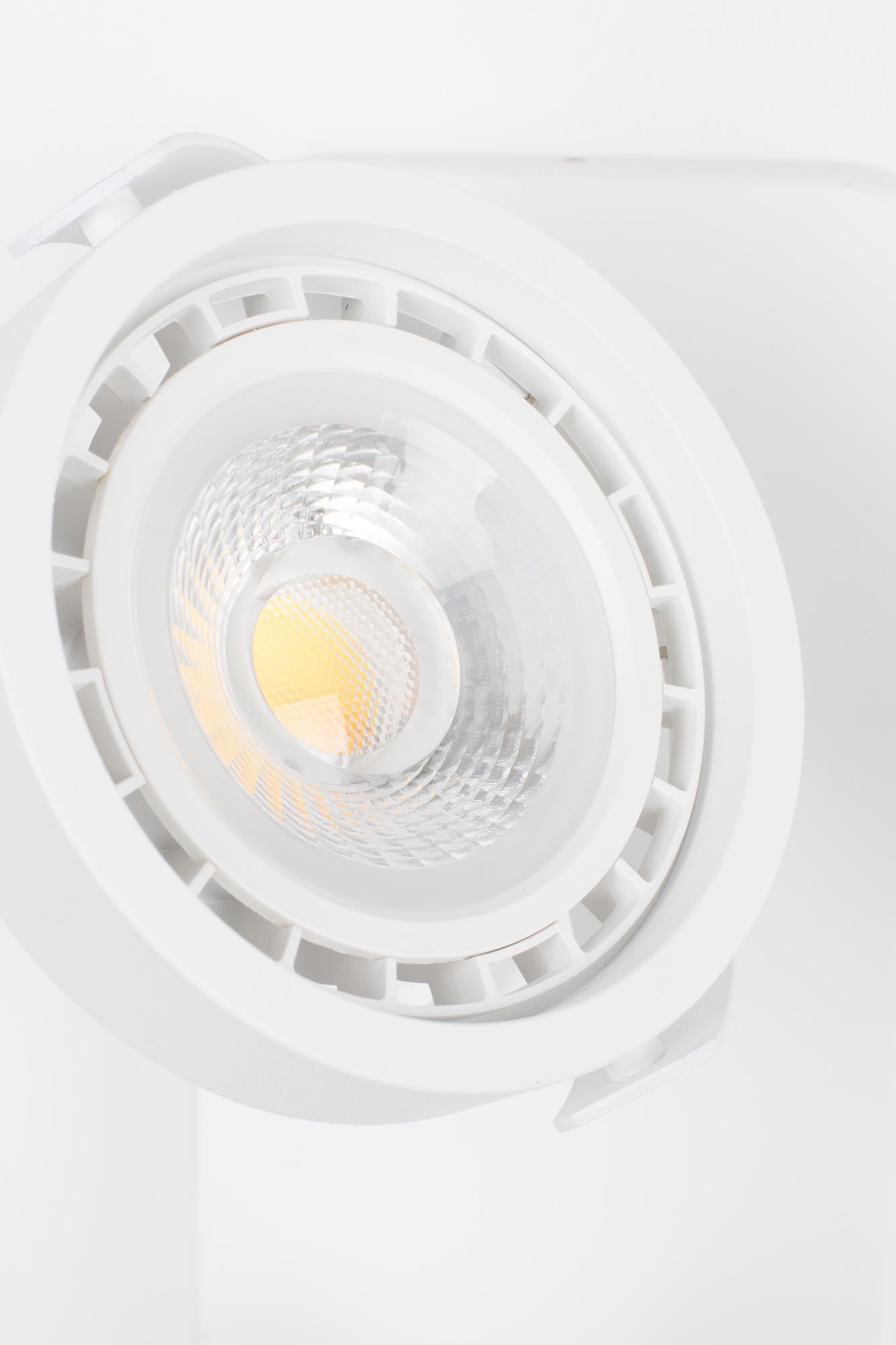 Stilvolle Deckenleuchte aus Aluminium mit 2 beweglichen Spots und Dim-to-Warm-Technologie für flexible Beleuchtung.