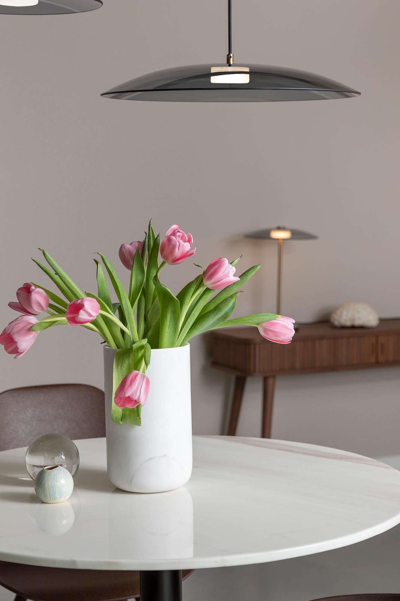 Entdecken Sie die elegante Vase Fajen von Zuiver – ein zeitloses Deko-Highlight für jeden Raum, perfekt für Blumen und stilvolle Akzente.