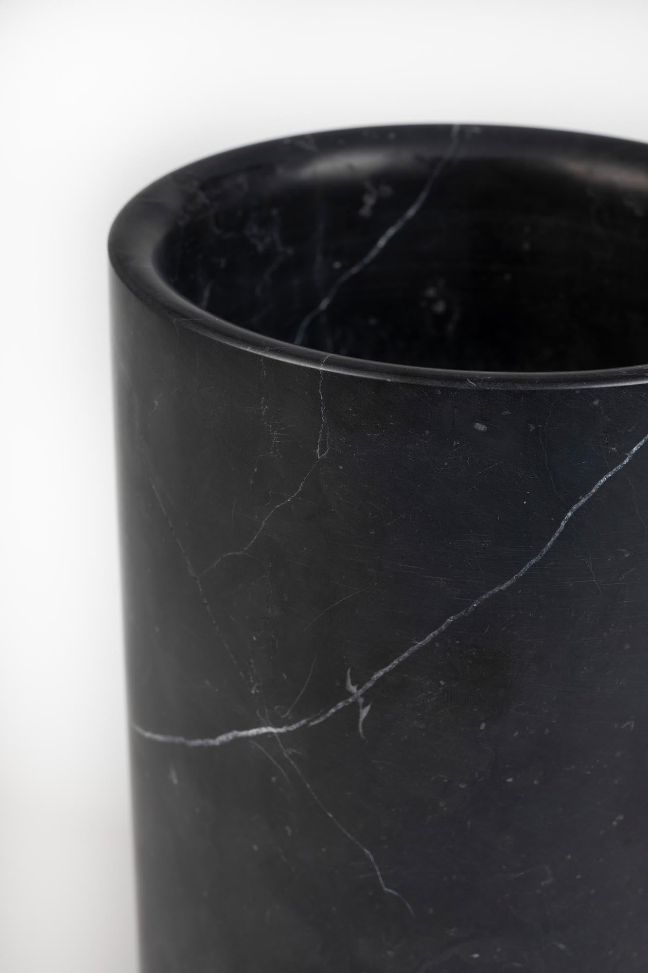 Entdecken Sie die elegante Vase Fajen von Zuiver – ein zeitloses Wohnaccessoire, das jedem Raum Stil und Charme verleiht. Ideal für Blumen und Dekoration.