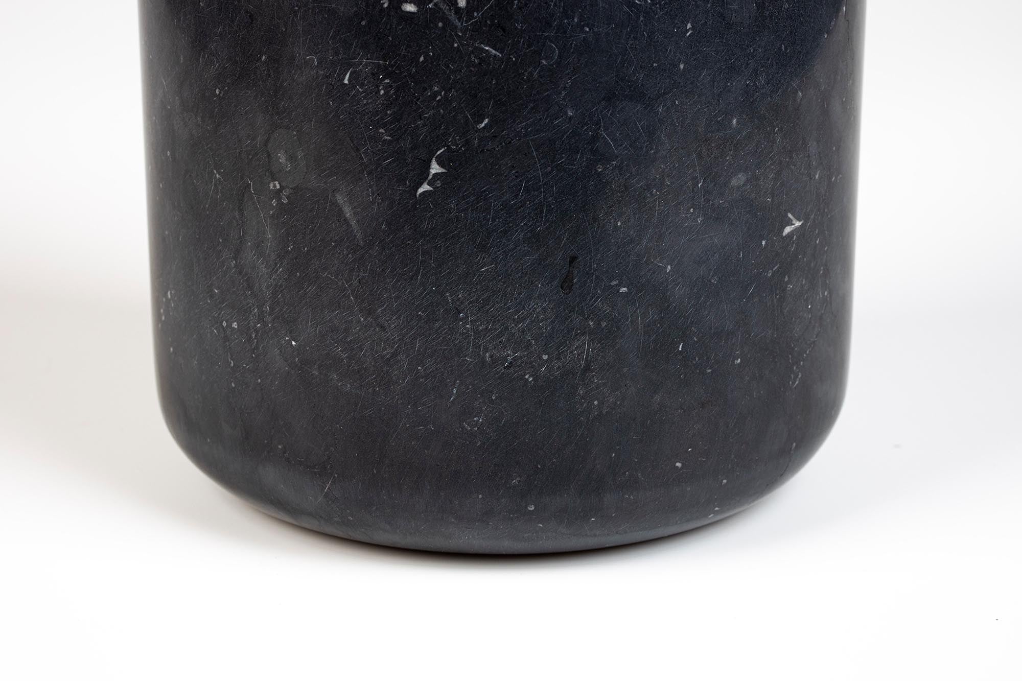 Verleihen Sie Ihrem Zuhause mit der Vase Fajen von Zuiver einen modernen Akzent. Ideal für Blumen und als stilvolles Deko-Element.