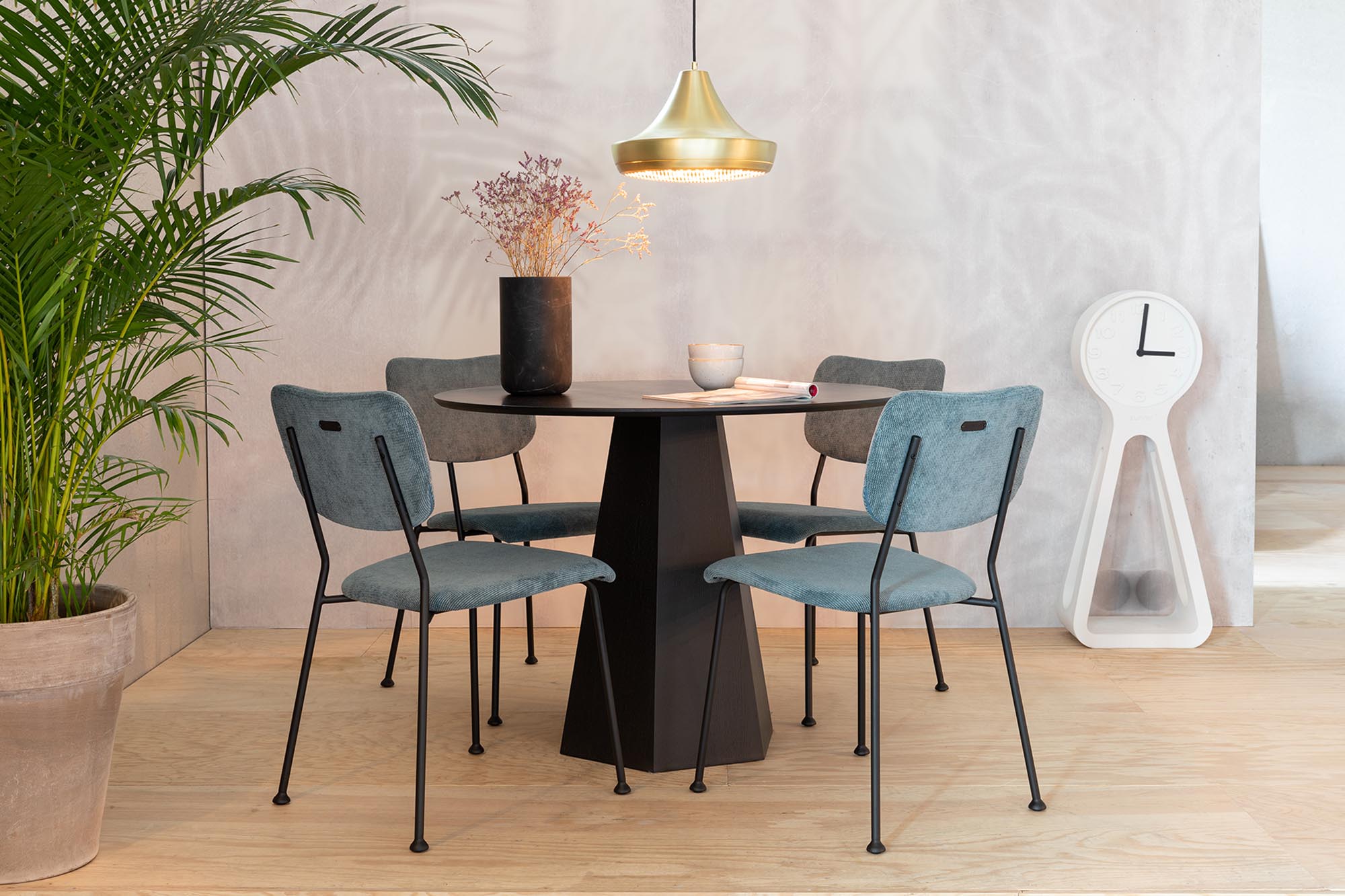 Verleihen Sie Ihrem Zuhause mit der Vase Fajen von Zuiver einen modernen Touch. Ideal für Blumen und als stilvolles Deko-Element in jedem Raum.