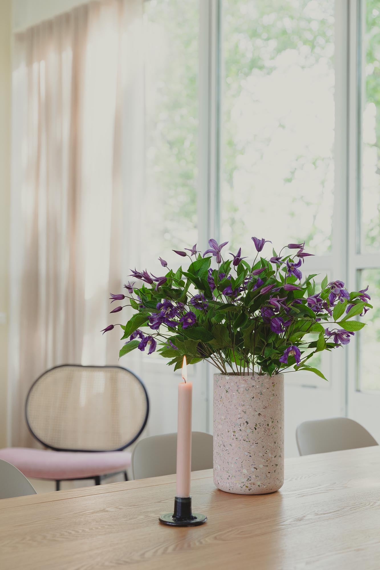 Verleihen Sie Ihrem Zuhause mit der Vase Fajen von Zuiver einen modernen Touch. Erhältlich in diversen Größen und Farben, perfekt für jede Dekoration.