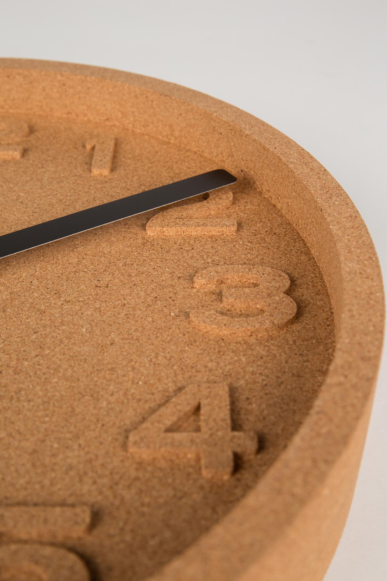 Entdecken Sie die stilvolle Wanduhr "Time Cork" von Zuiver – ein nachhaltiges, minimalistisches Design aus Kork, das jedem Raum Eleganz verleiht.