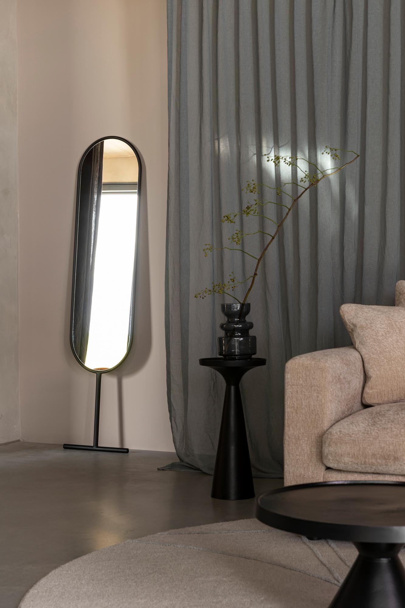 Entdecken Sie den Spiegel Bandit von Zuiver – ein stilvolles Accessoire, das jedem Raum einen Hauch von Eleganz verleiht.