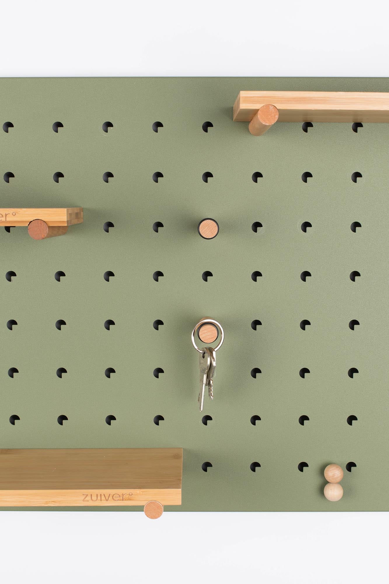 Pegboard "Bundy" von Zuiver: Stilvolle Aufbewahrungslösung für Schlüssel, Schmuck und mehr. Modernes Design aus Holz und Metall für jeden Raum.