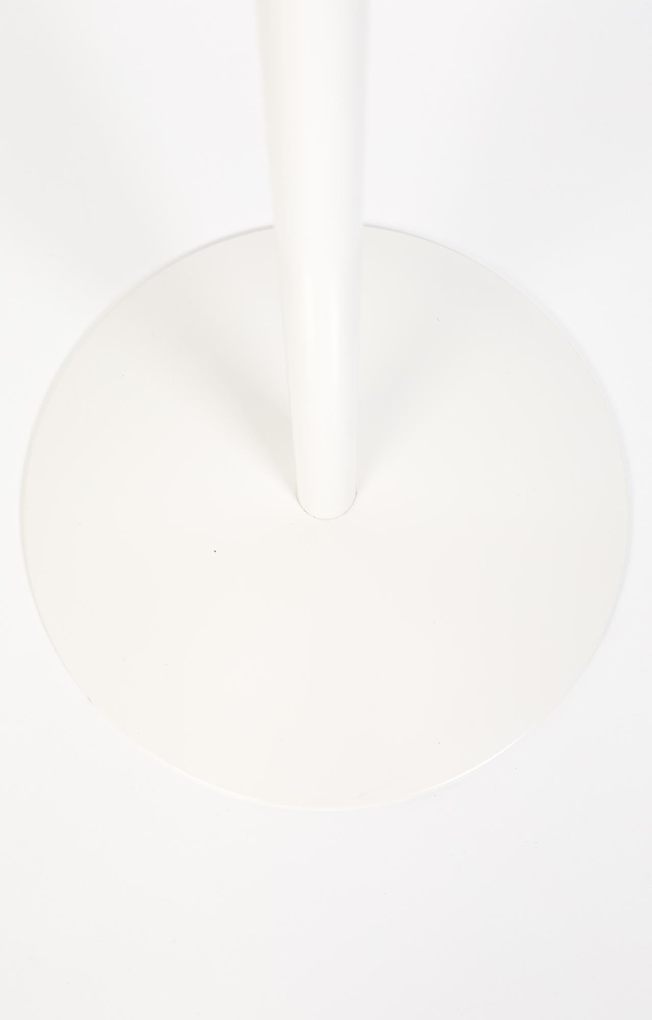 Stilvoller Zuiver Garderobenständer aus Holz für moderne Flure.