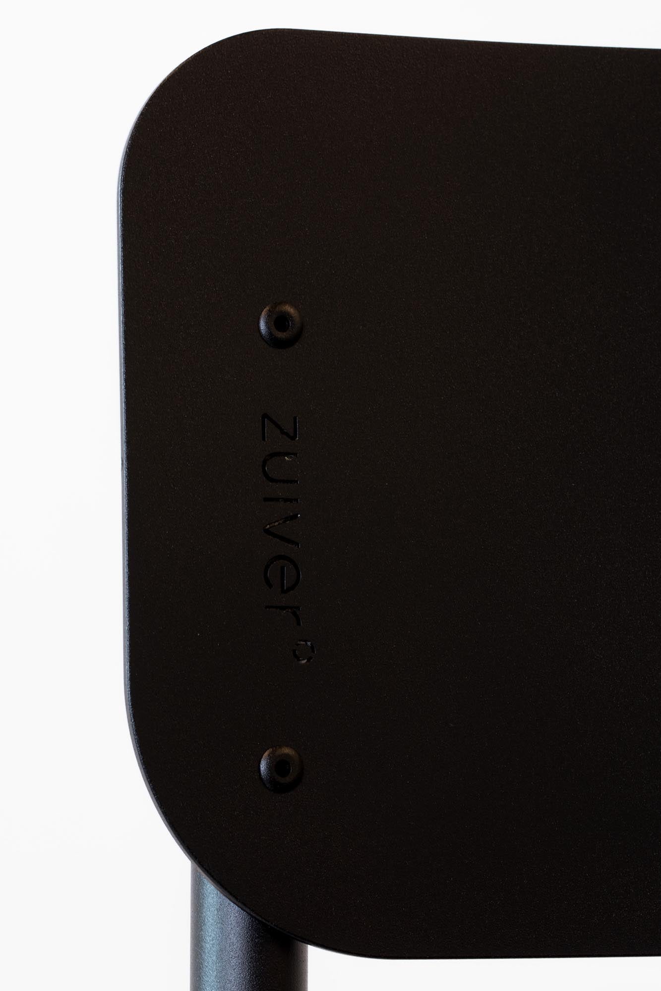 Der Outdoor-Stuhl "Back to School" von Zuiver vereint modernes Design mit Funktionalität – perfekt für Garten und Terrasse, wetterbeständig und komfortabel.