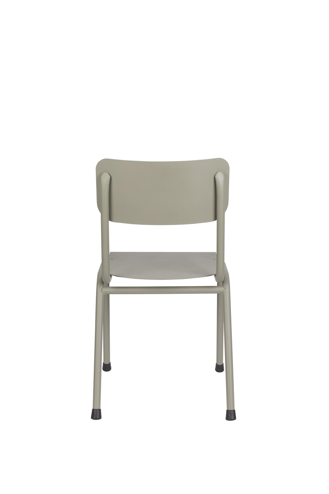 Entdecken Sie den Stuhl Back to School von Zuiver: Ein stilvoller, wetterfester Begleiter für entspannte Stunden im Freien.