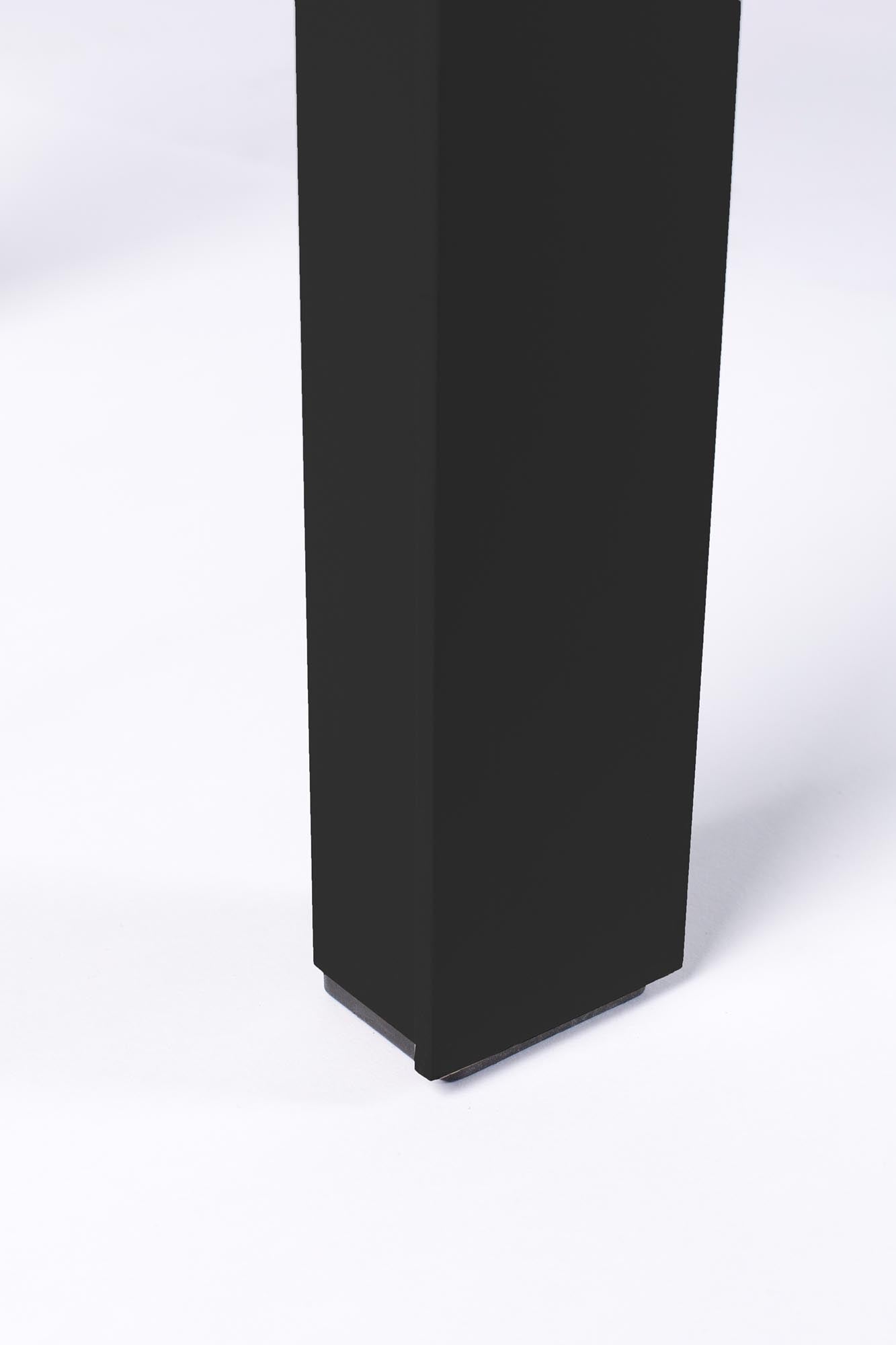 Stilvolle Gartenbank Vondel von Zuiver, gefertigt aus robustem Aluminium für Langlebigkeit und zeitloses Design im Freien.