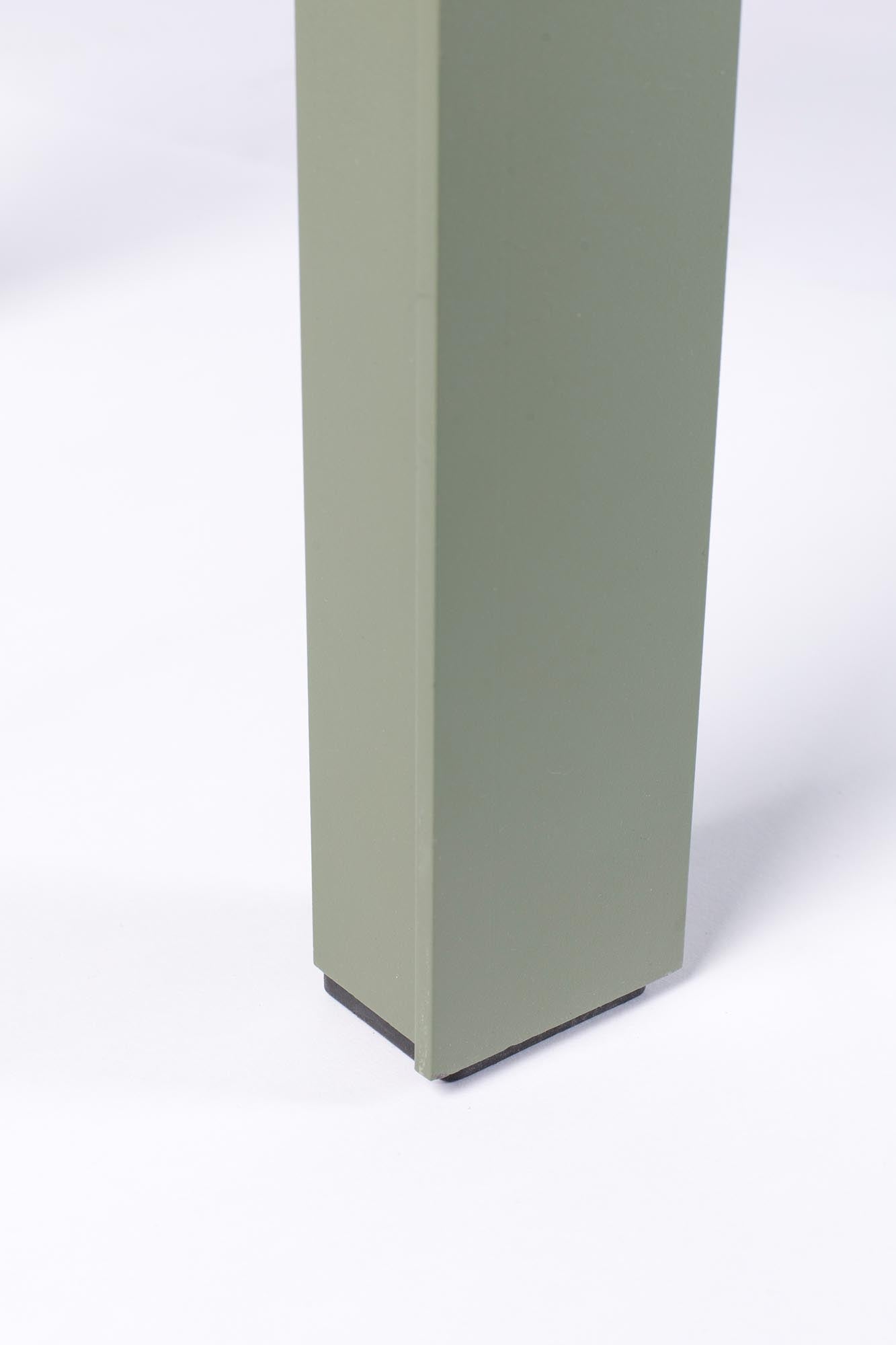 Die elegante Gartenbank Vondel von Zuiver kombiniert zeitgemäße Ästhetik mit robustem, wetterbeständigem Aluminium – perfekt für gemütliche Momente im Freien.