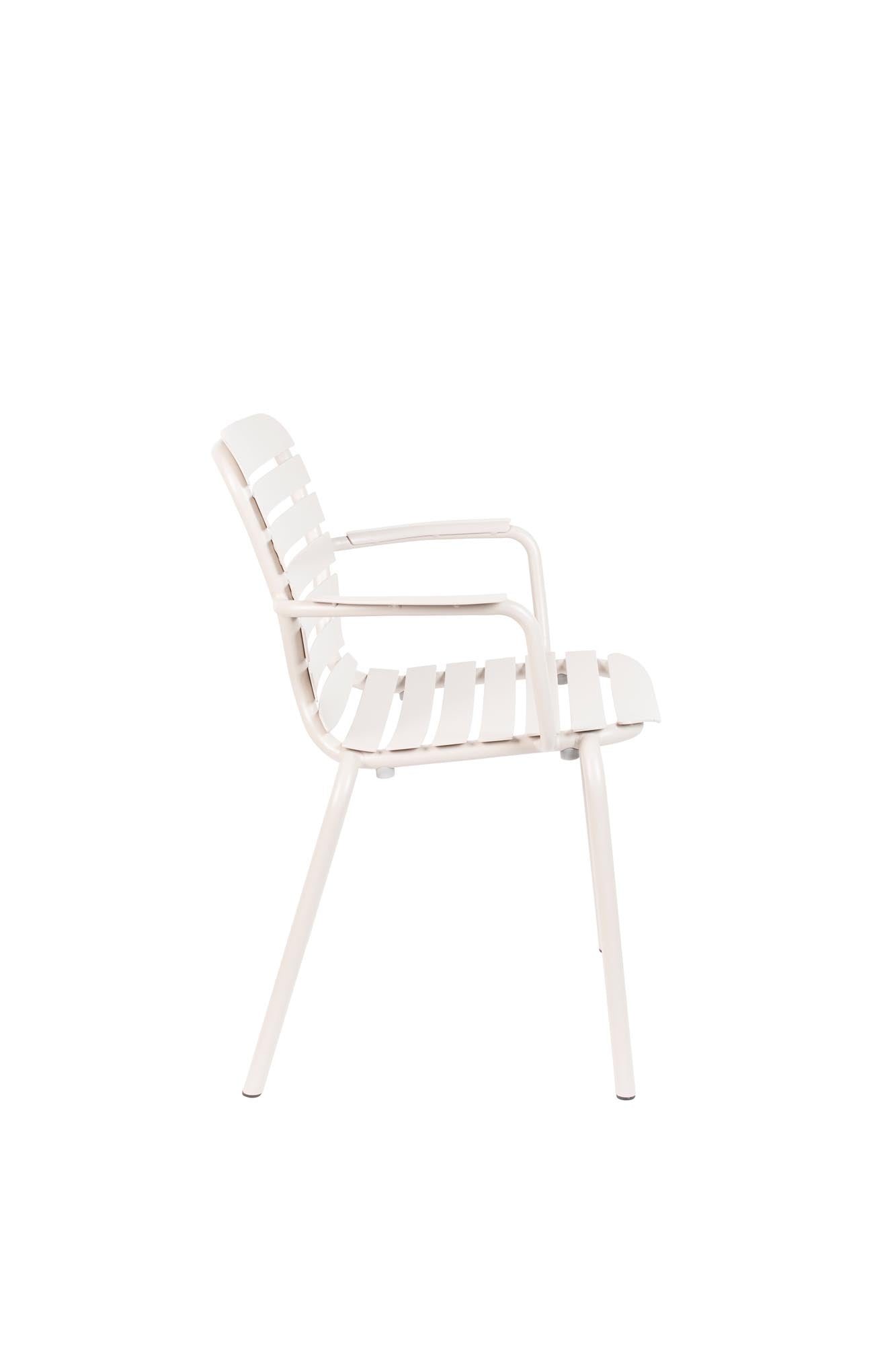 Der stilvolle Gartenstuhl Vondel von Zuiver bietet Komfort und Design. Ideal für entspannte Stunden im Freien mit praktischen Armlehnen.