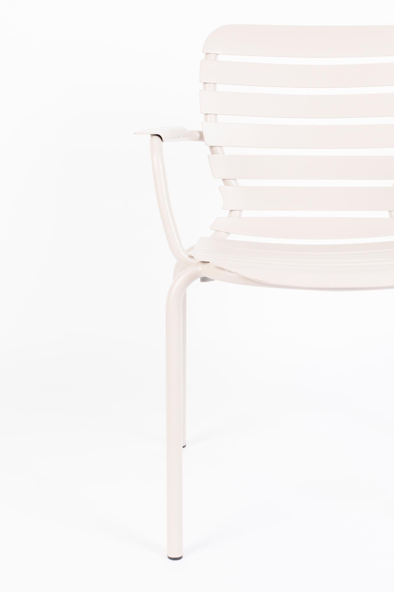 Eleganter Gartenstuhl Vondel von Zuiver, ausgestattet mit bequemen Armlehnen für entspanntes Sitzen im Freien.