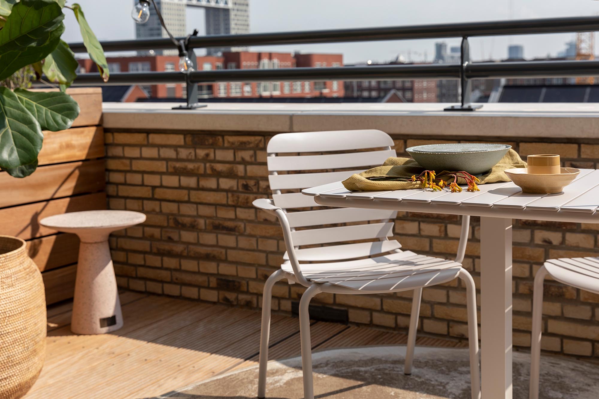 Eleganter Gartenstuhl Vondel von Zuiver mit Armlehnen. Ideal für stilvolle Gärten, wetterbeständig und in verschiedenen Farben erhältlich.