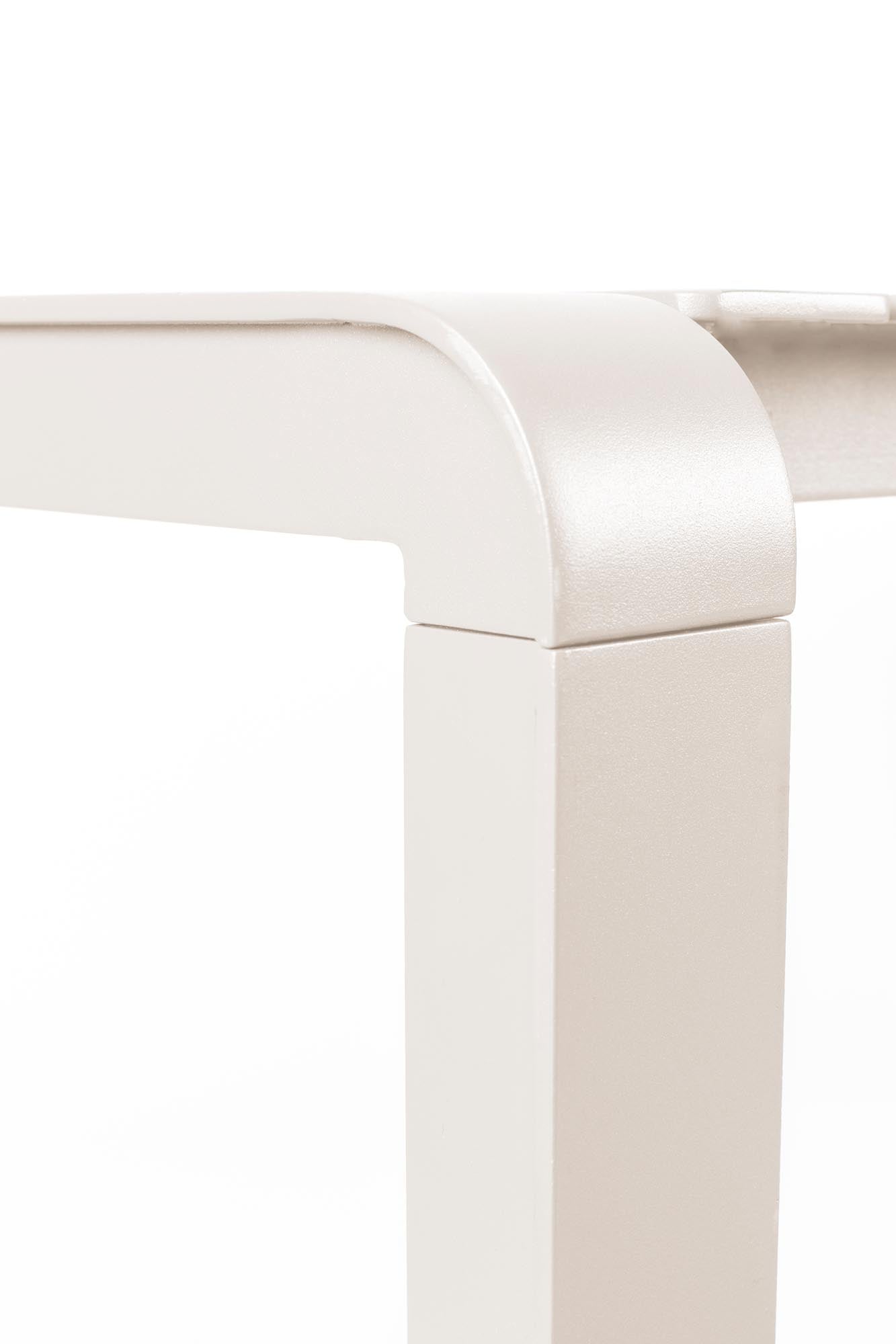 Entdecken Sie den eleganten Gartentisch Vondel von Zuiver – langlebig, wetterfest und perfekt für entspannte Stunden im Freien.