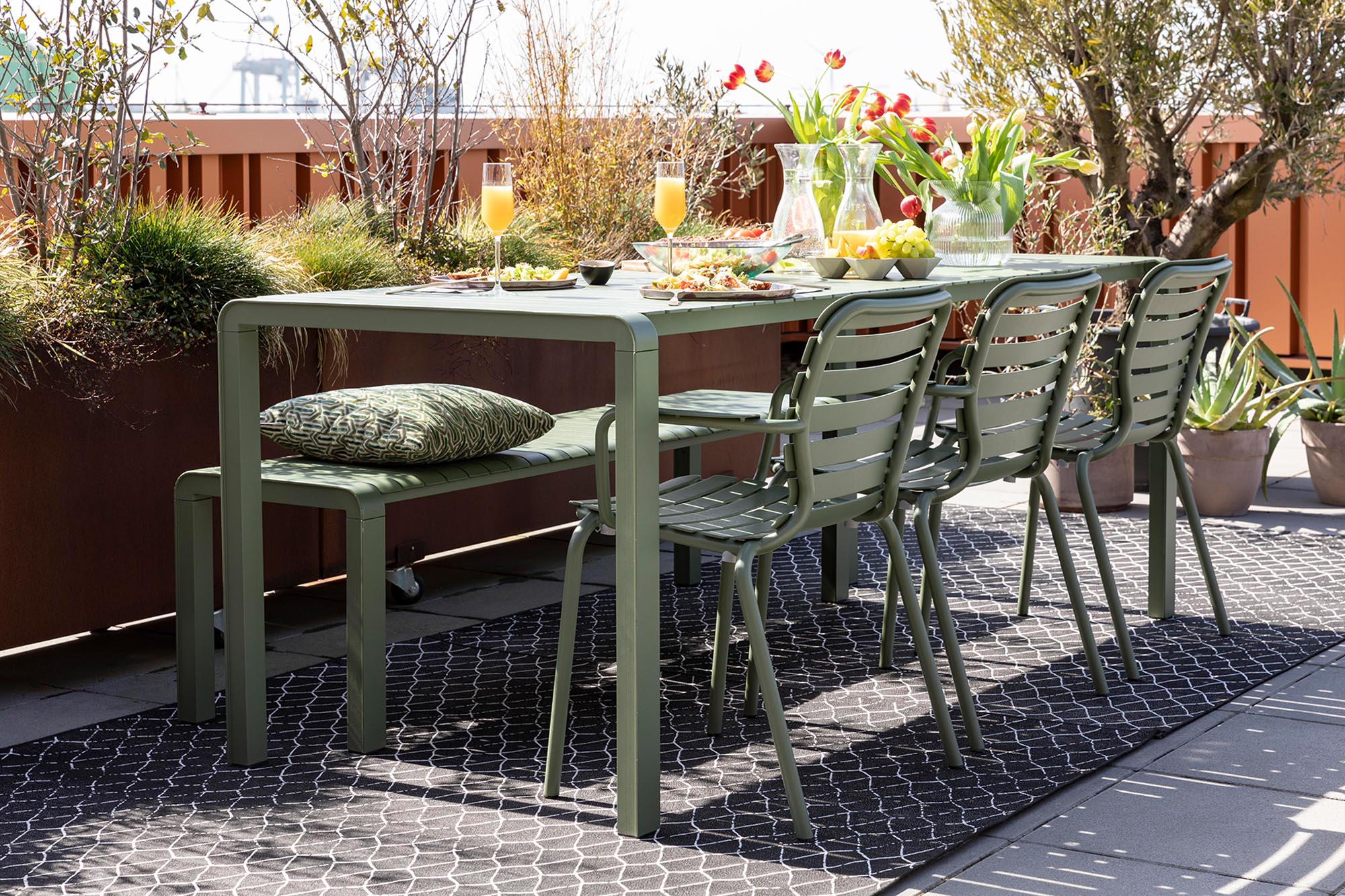 Entdecken Sie den Gartentisch Vondel von Zuiver – ein elegantes, robustes Möbelstück, perfekt für gesellige Stunden im Freien.