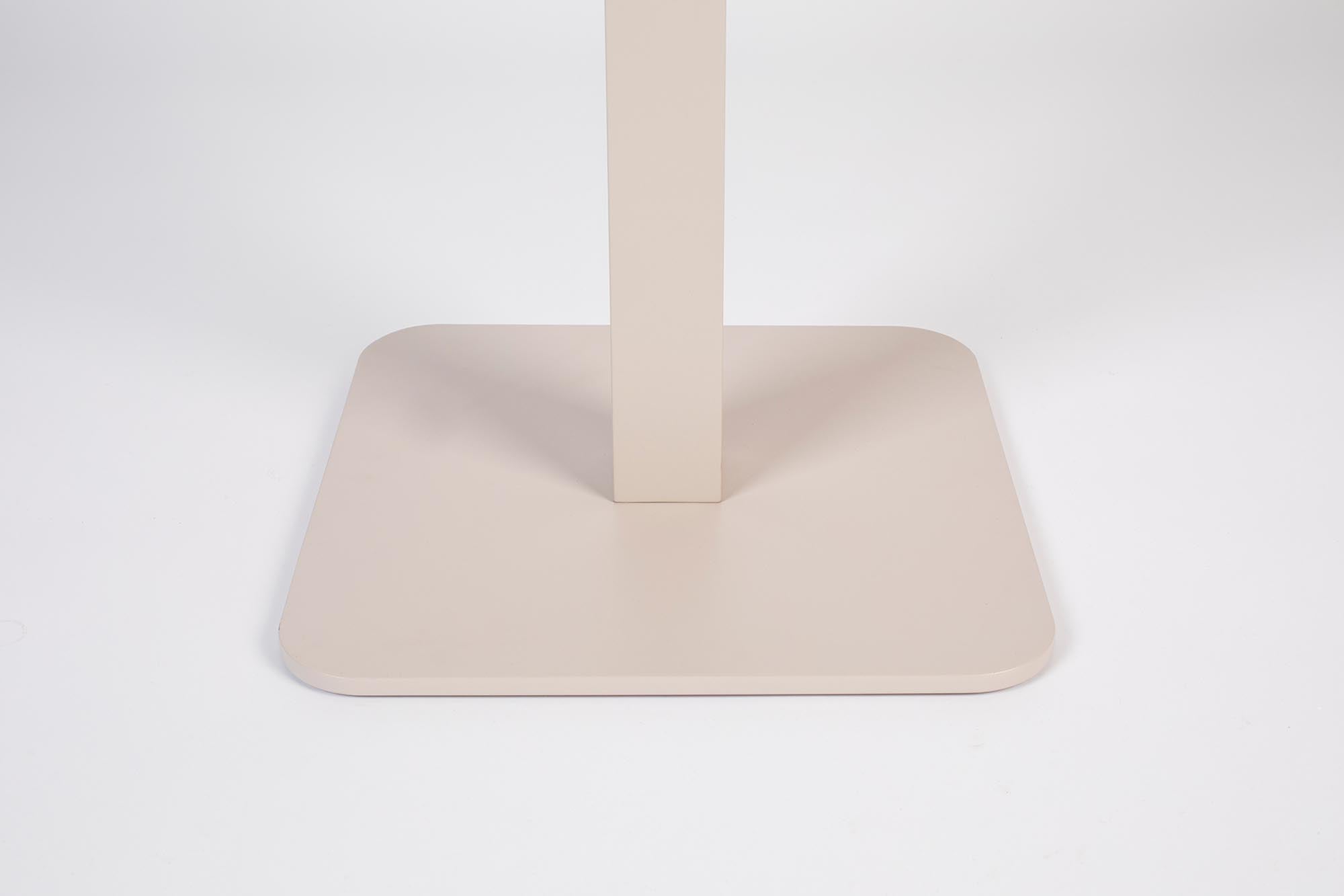 Entdecken Sie den stilvollen Vondel Bistrotisch von Zuiver – die perfekte Ergänzung für Ihren Garten mit elegantem Flair.