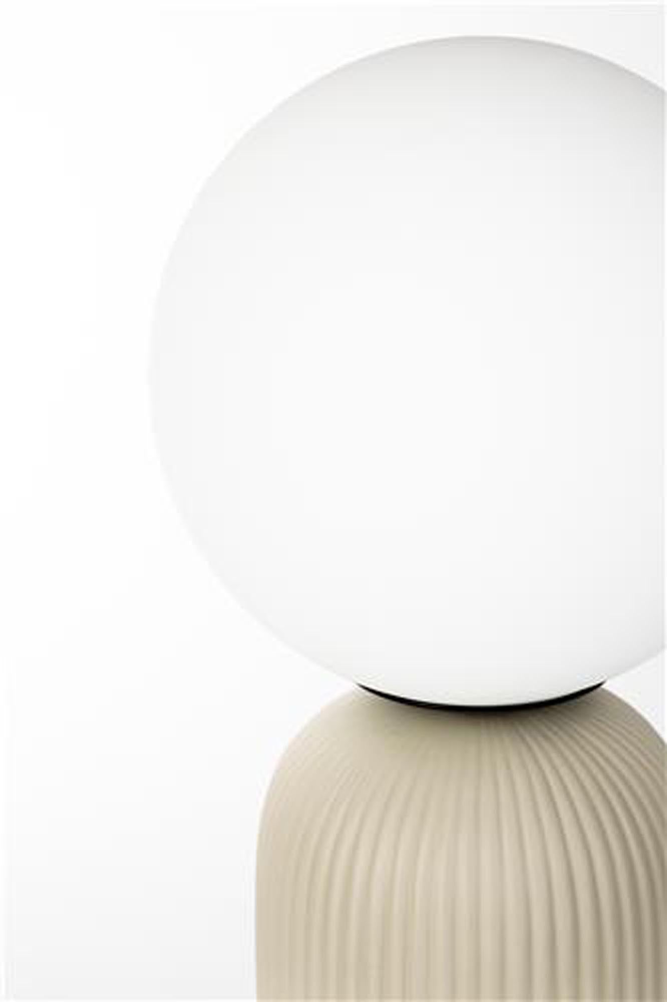 Moderne Tischleuchte DASH M von Zuiver aus Glas und Keramik.