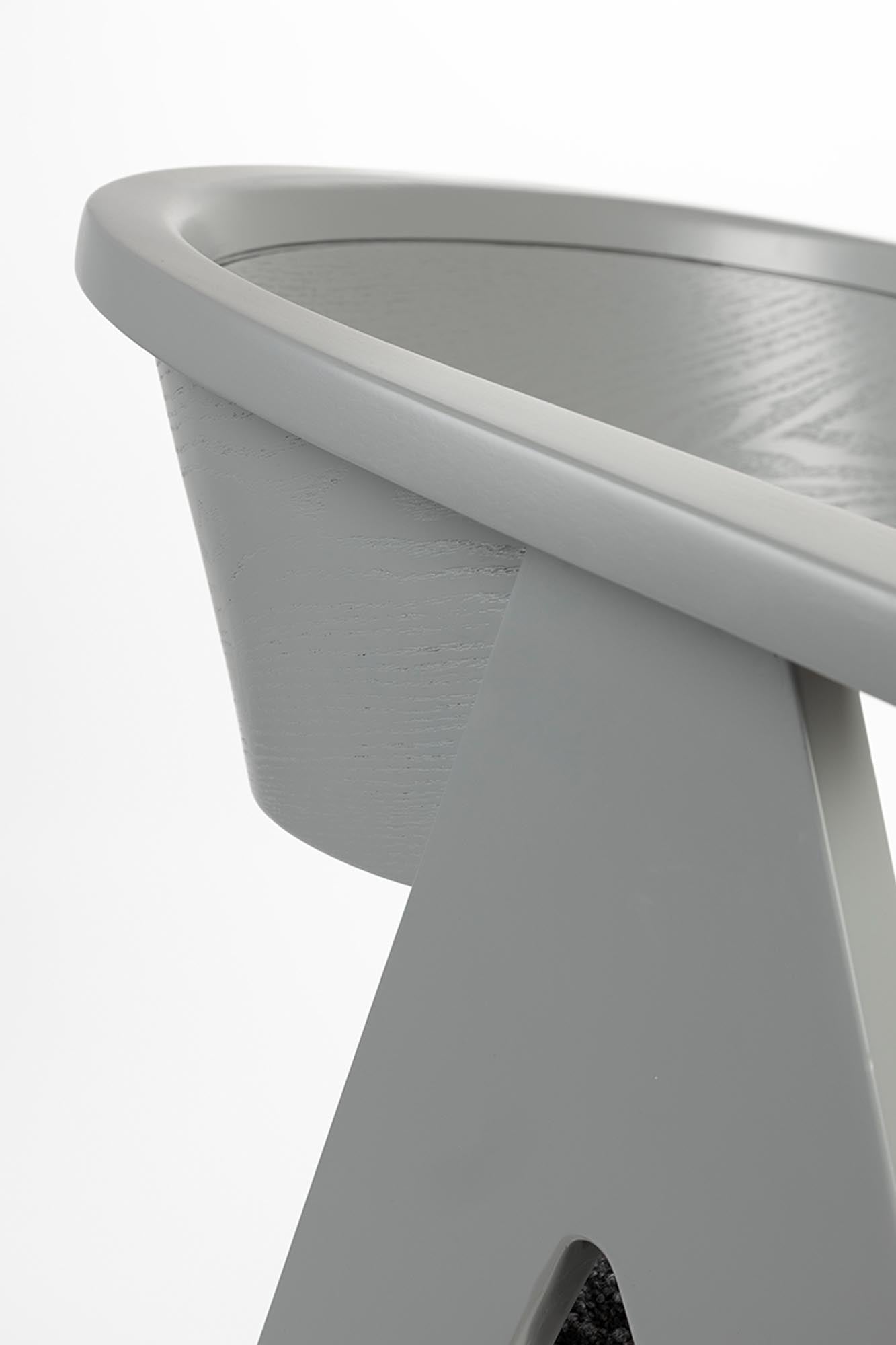 Entdecke den Ndsm Stuhl von Zuiver: Ein stilvoller Schalenstuhl mit Armlehnen, der durch Ergonomie und hochwertige Materialien besticht.