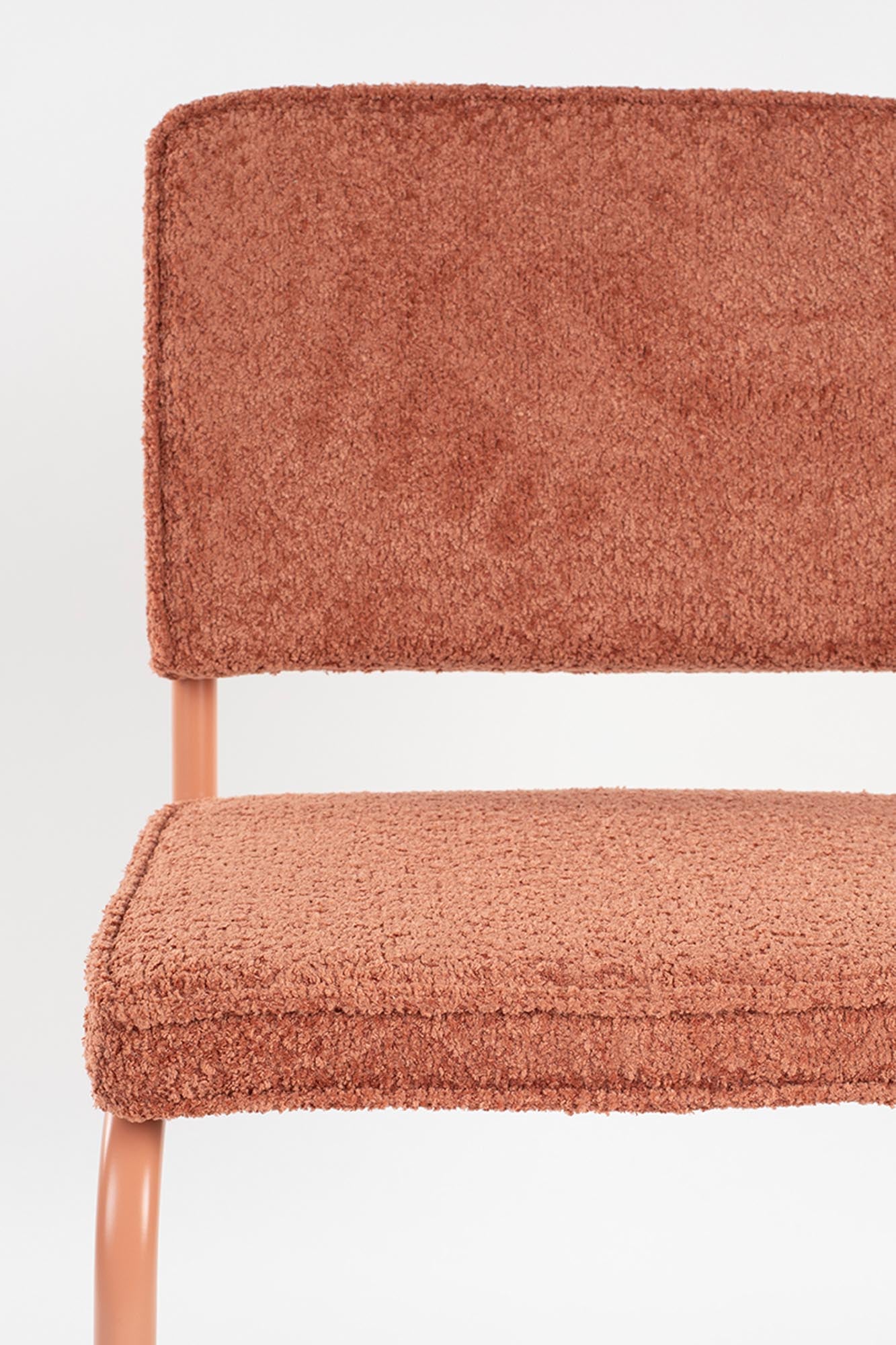 Entdecken Sie den stilvollen Ridge Kink Stuhl von Zuiver – ein elegantes Möbelstück, das Komfort und Qualität in Ihr Zuhause bringt.