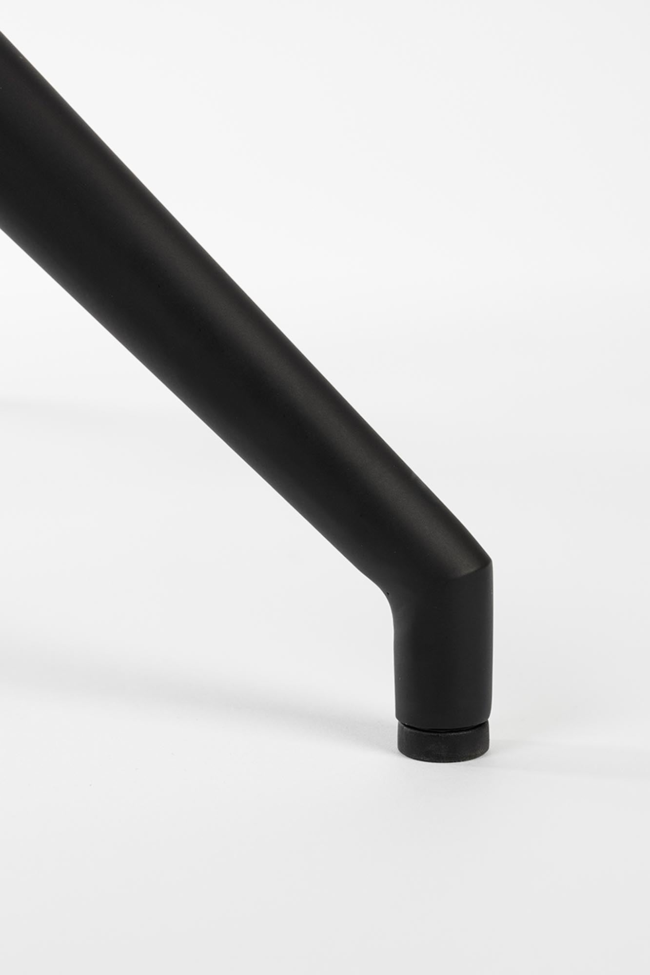 Erleben Sie den Doulton Swivel Armlehnstuhl von Zuiver – ein stilvolles Möbelstück, das modernes Design, Komfort und Flexibilität vereint.