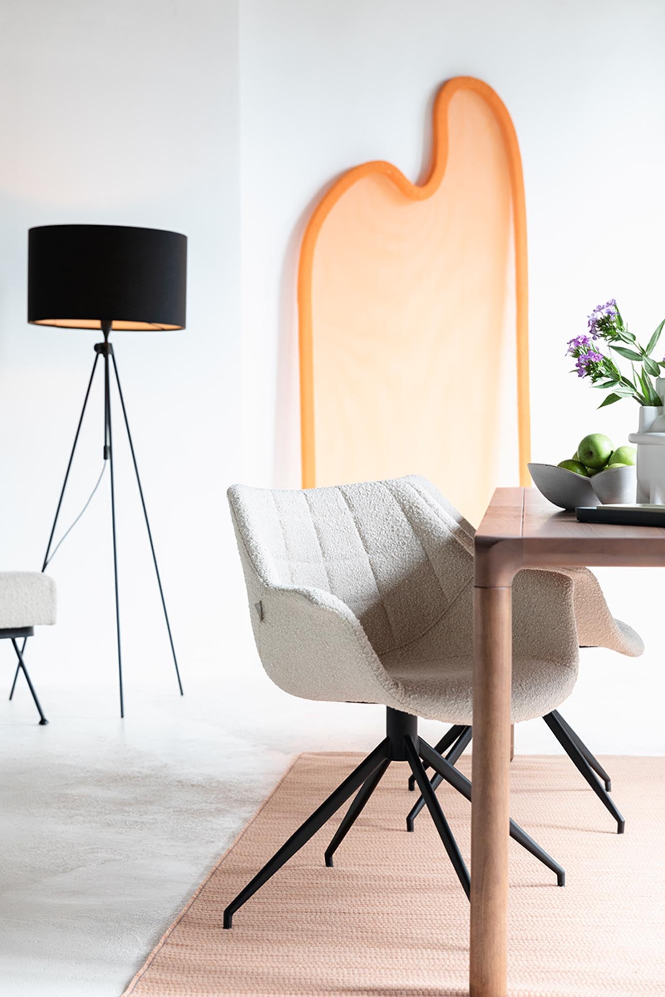 Erleben Sie den Doulton Swivel Armlehnstuhl von Zuiver – ein stilvoller Drehstuhl, der Ergonomie und zeitgemäßes Design vereint.