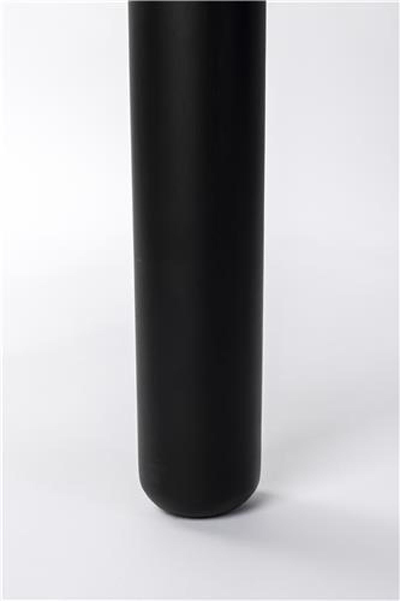 Der Tisch Storm von Zuiver begeistert mit seinem stilvollen Design und robusten Materialien. Perfekt für gesellige Esszimmermomente!