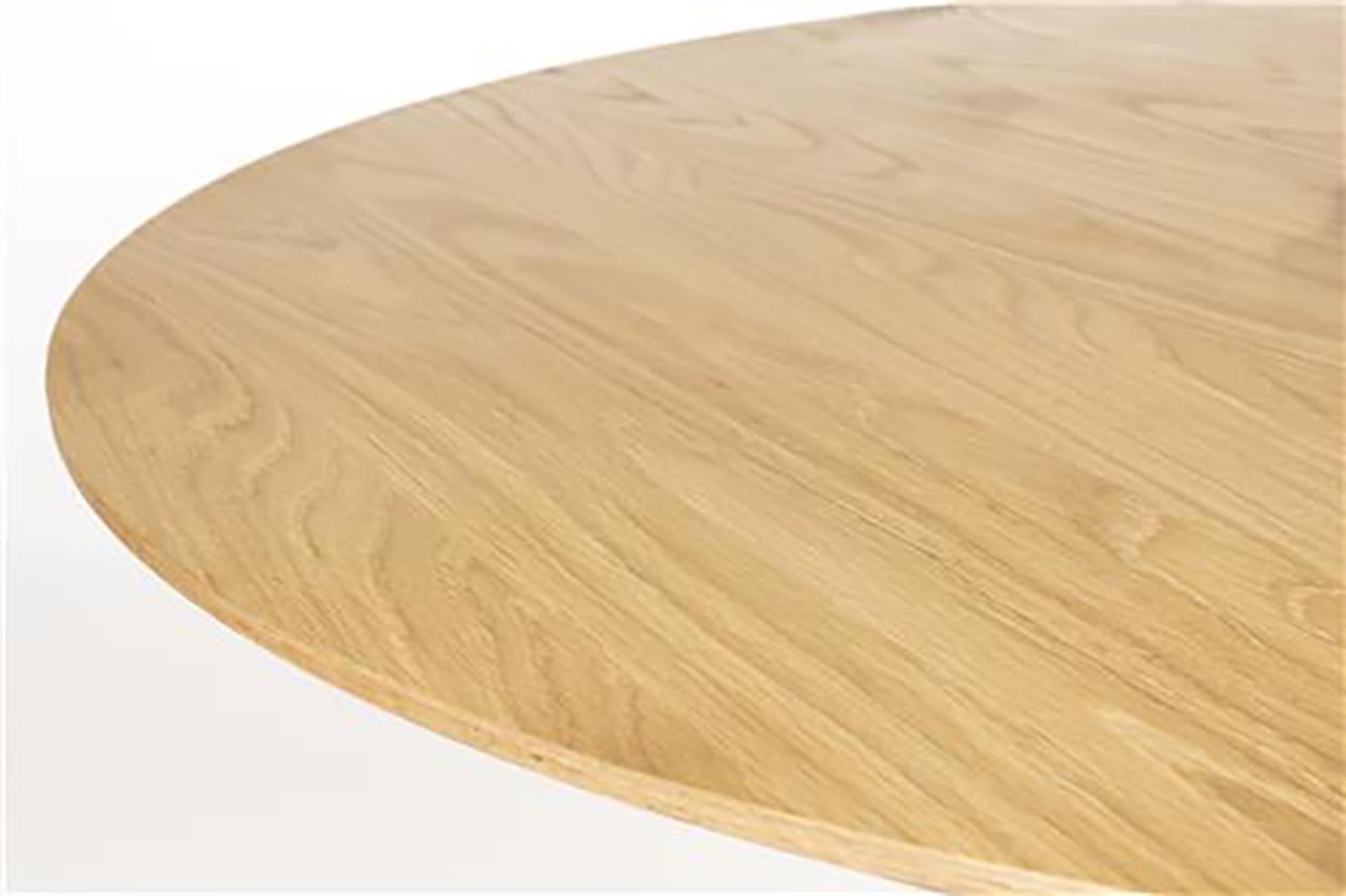 Entdecken Sie den Zuiver Lotus Tisch: Eleganter Esstisch aus hochwertiger Eiche, ideal für stilvolle Essbereiche und gesellige Abende.