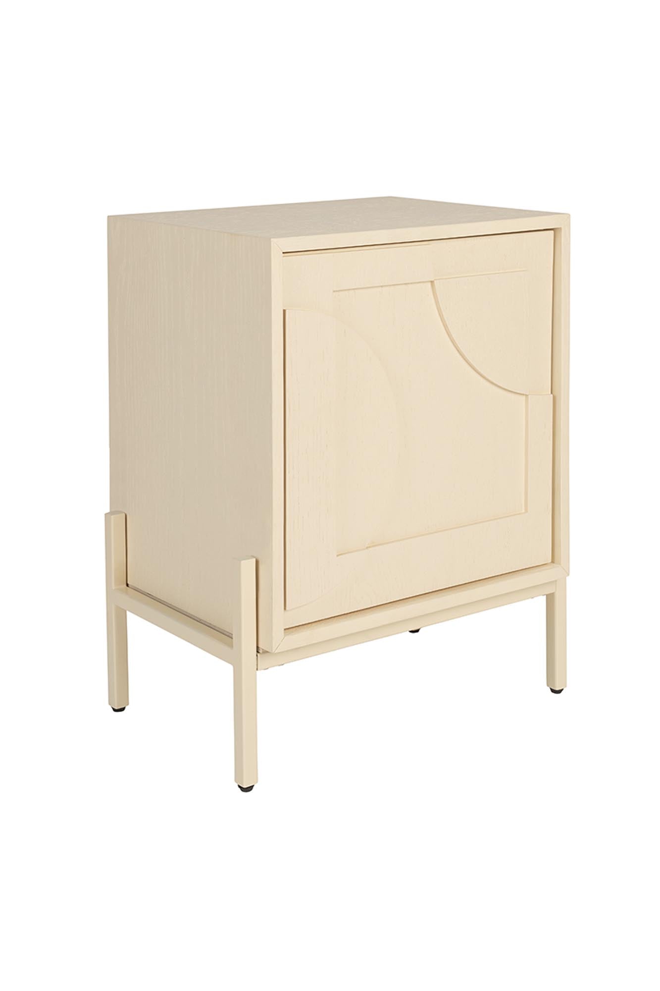 Der Beistelltisch Faces von Zuiver: Modernes Design trifft auf Funktionalität. Eichenfurnier und Metallbeine für Stil und Stabilität.