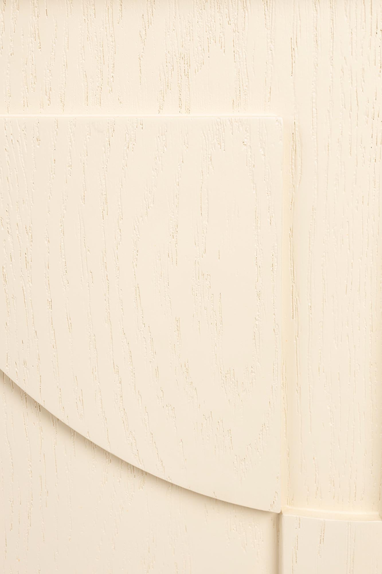 Der Beistelltisch Faces von Zuiver: Modernes Design trifft auf Funktionalität. Eichenfurnier und Metallbeine für Stil und Stabilität.