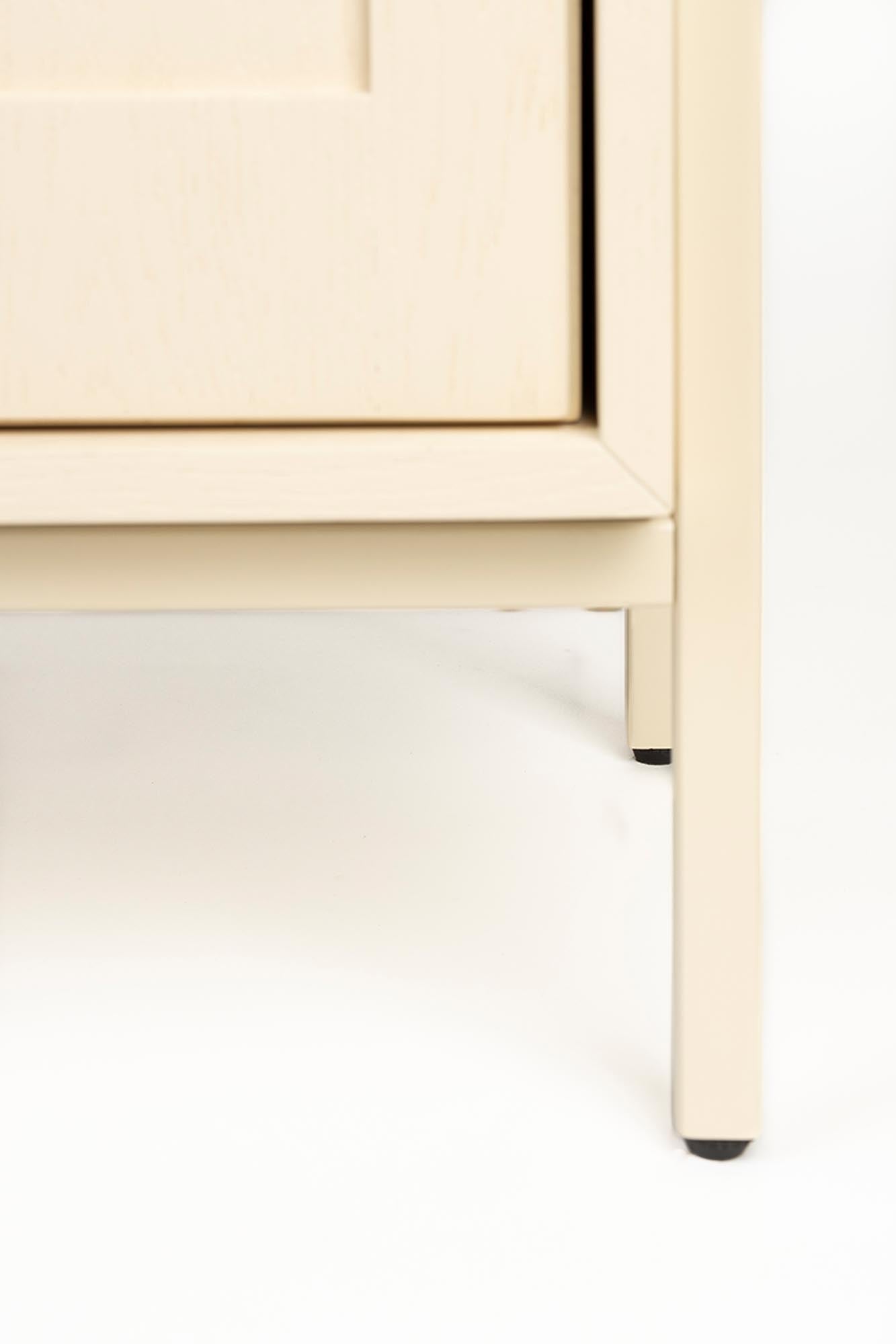 Entdecken Sie den Beistelltisch Faces von Zuiver: Ein elegantes Möbelstück aus Eichenfurnier mit robusten Metallbeinen, ideal für jeden Raum.